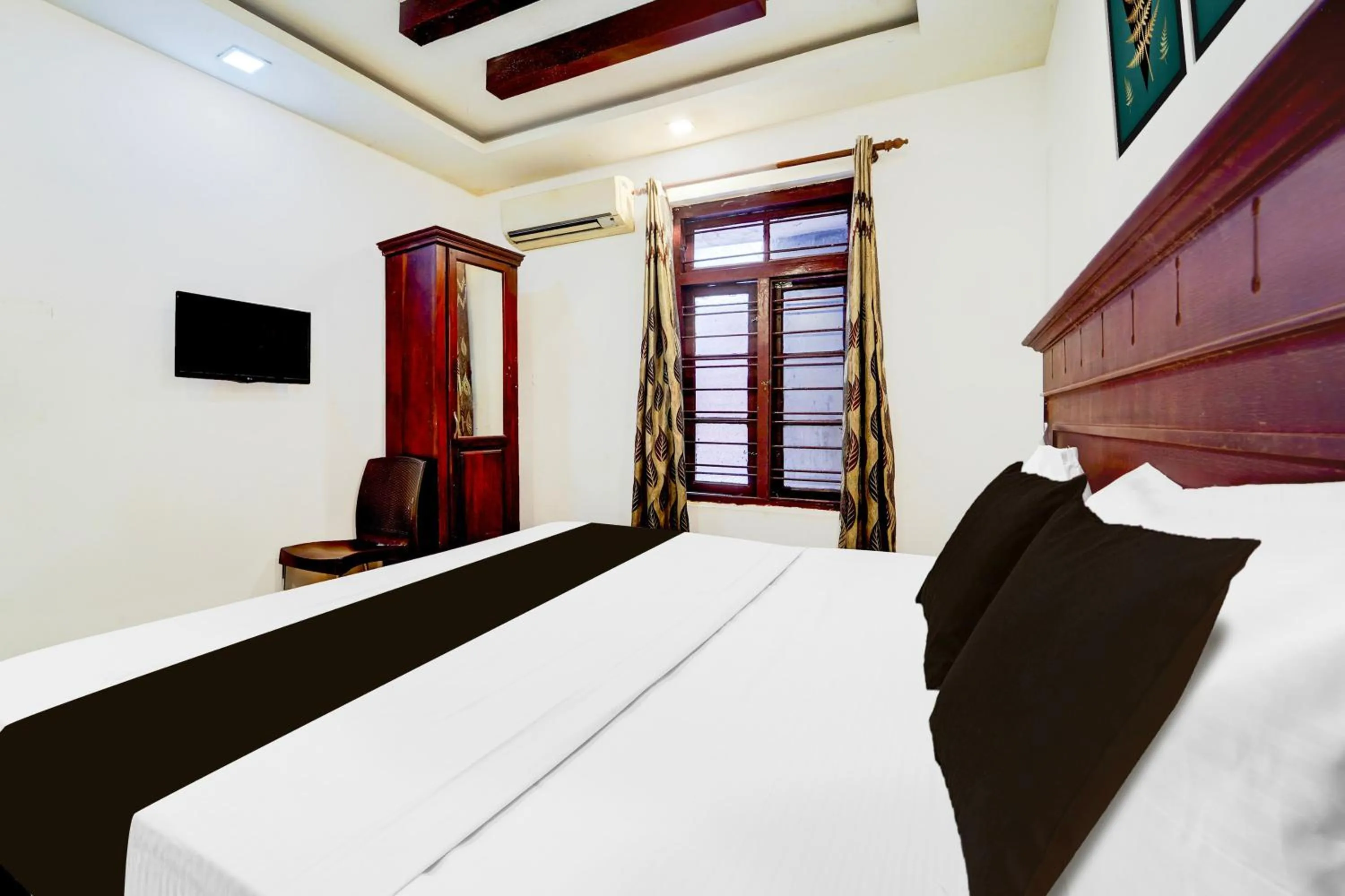 Bedroom, Bed in Super Hotel O DH Road Ernakulam