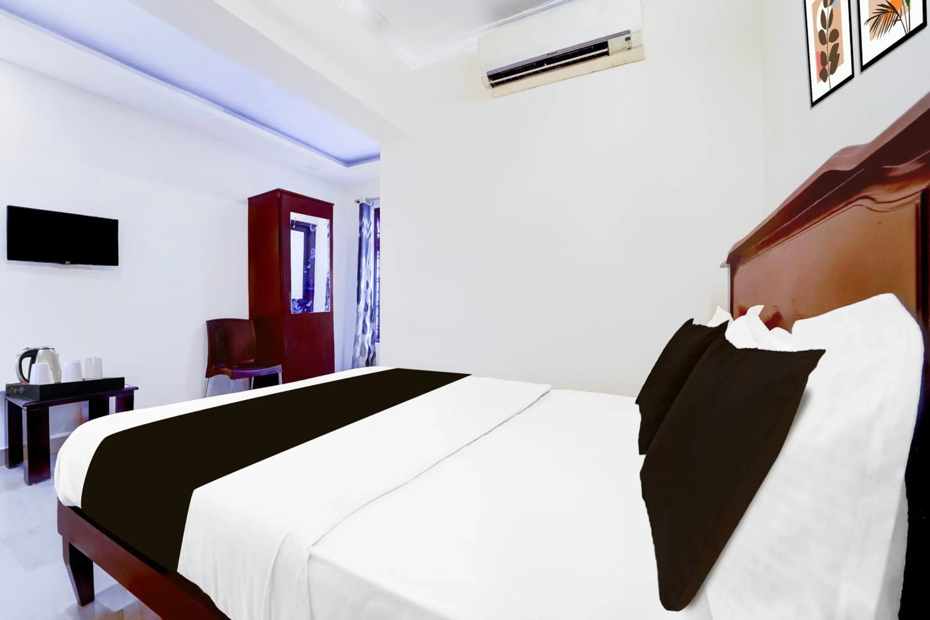 Bedroom, Bed in Hotel O DH Road Ernakulam Bedroom, Bed in Hotel O DH Road Ernakulam