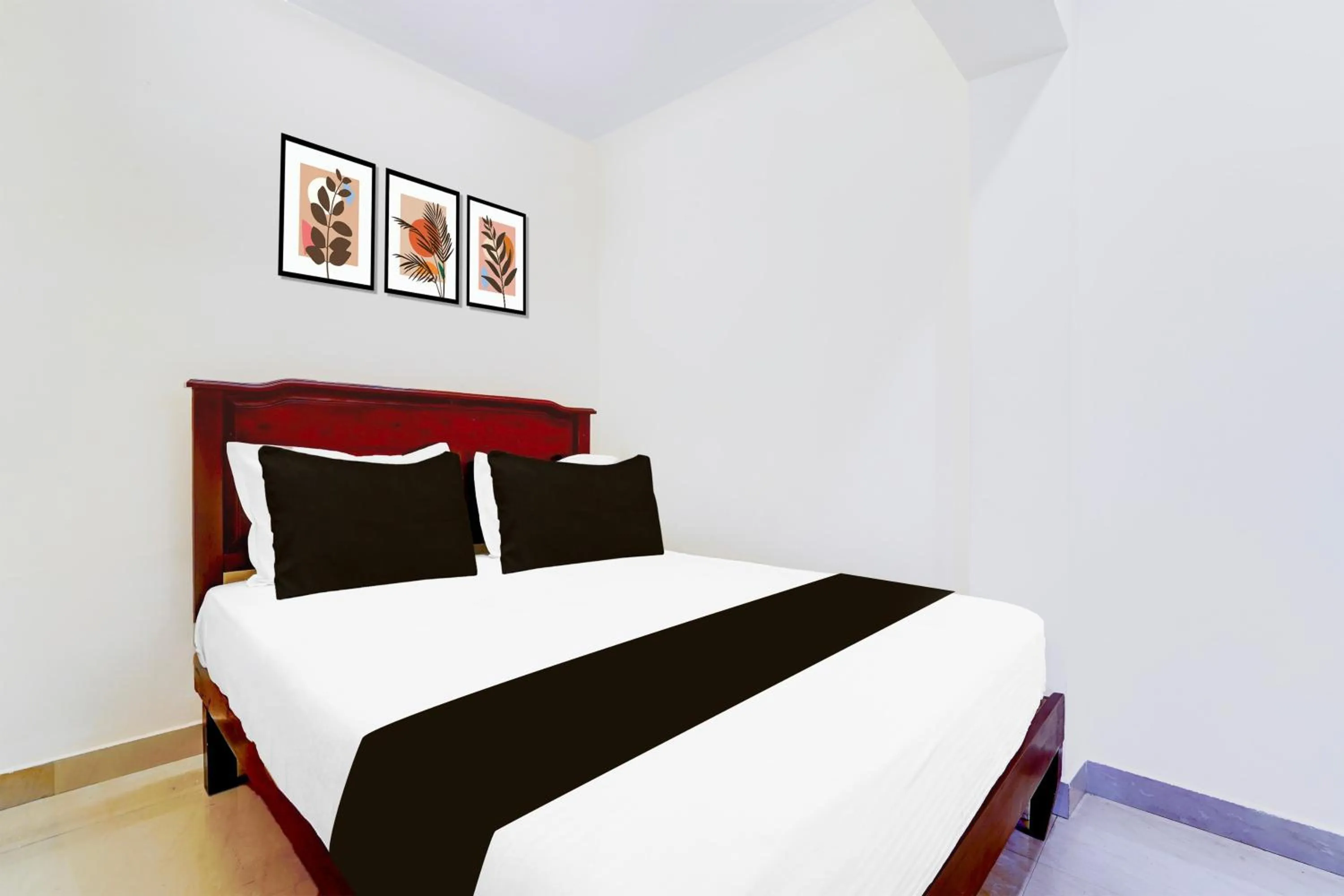 Bedroom, Bed in Super Hotel O DH Road Ernakulam