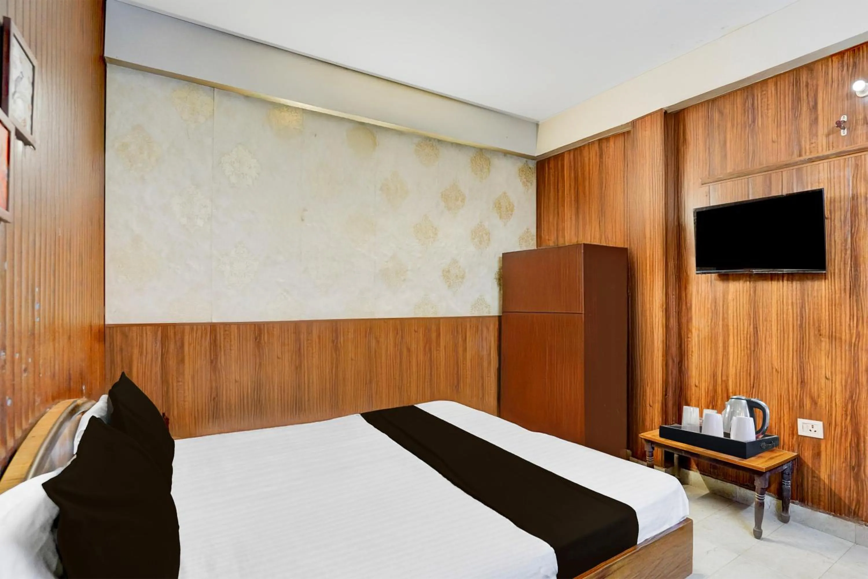 Bedroom, Bed in Hotel O Dehradun City Centre