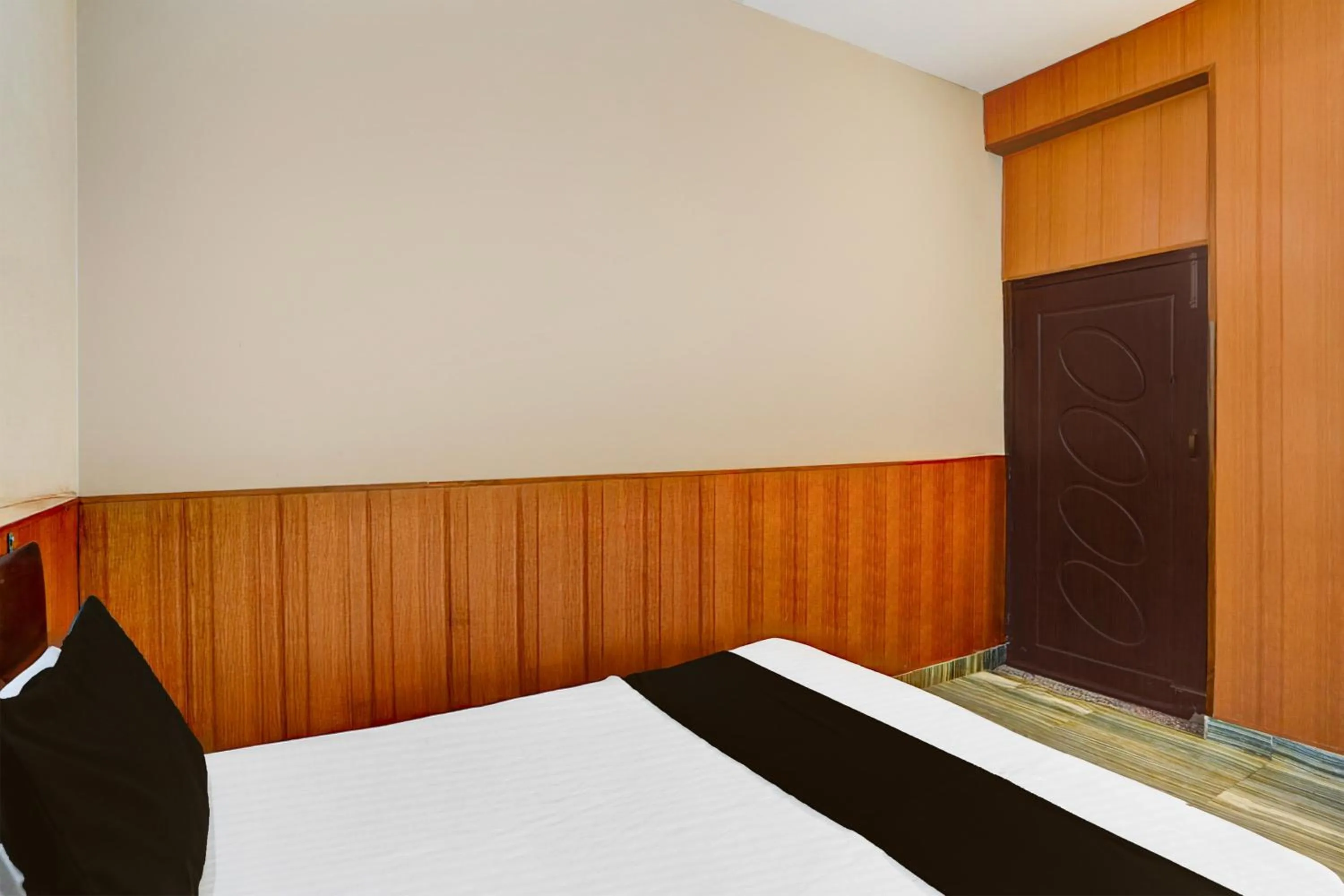 Bedroom, Bed in Hotel O Dehradun City Centre