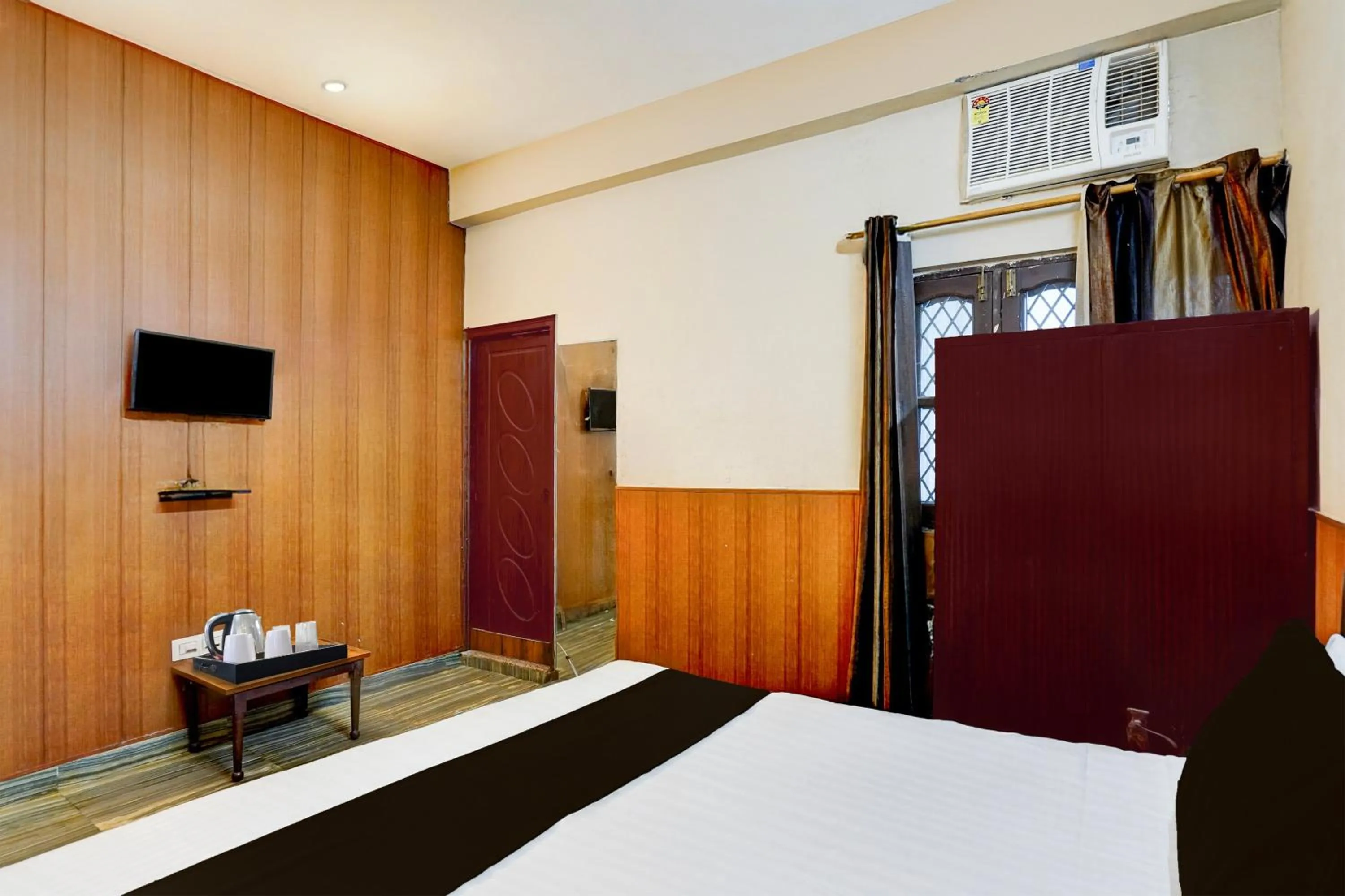 Bedroom, Bed in Hotel O Dehradun City Centre
