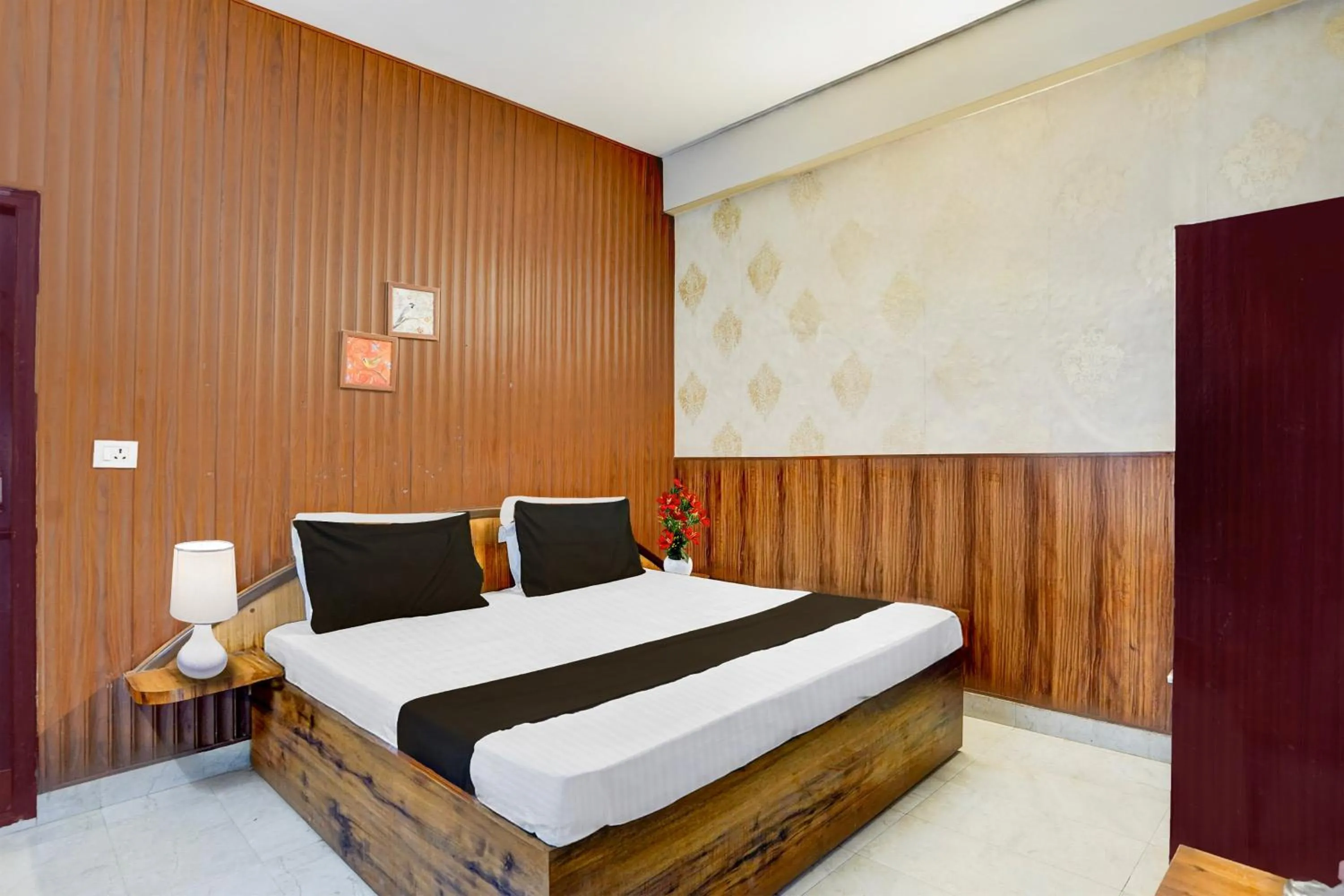 Bedroom, Bed in Hotel O Dehradun City Centre