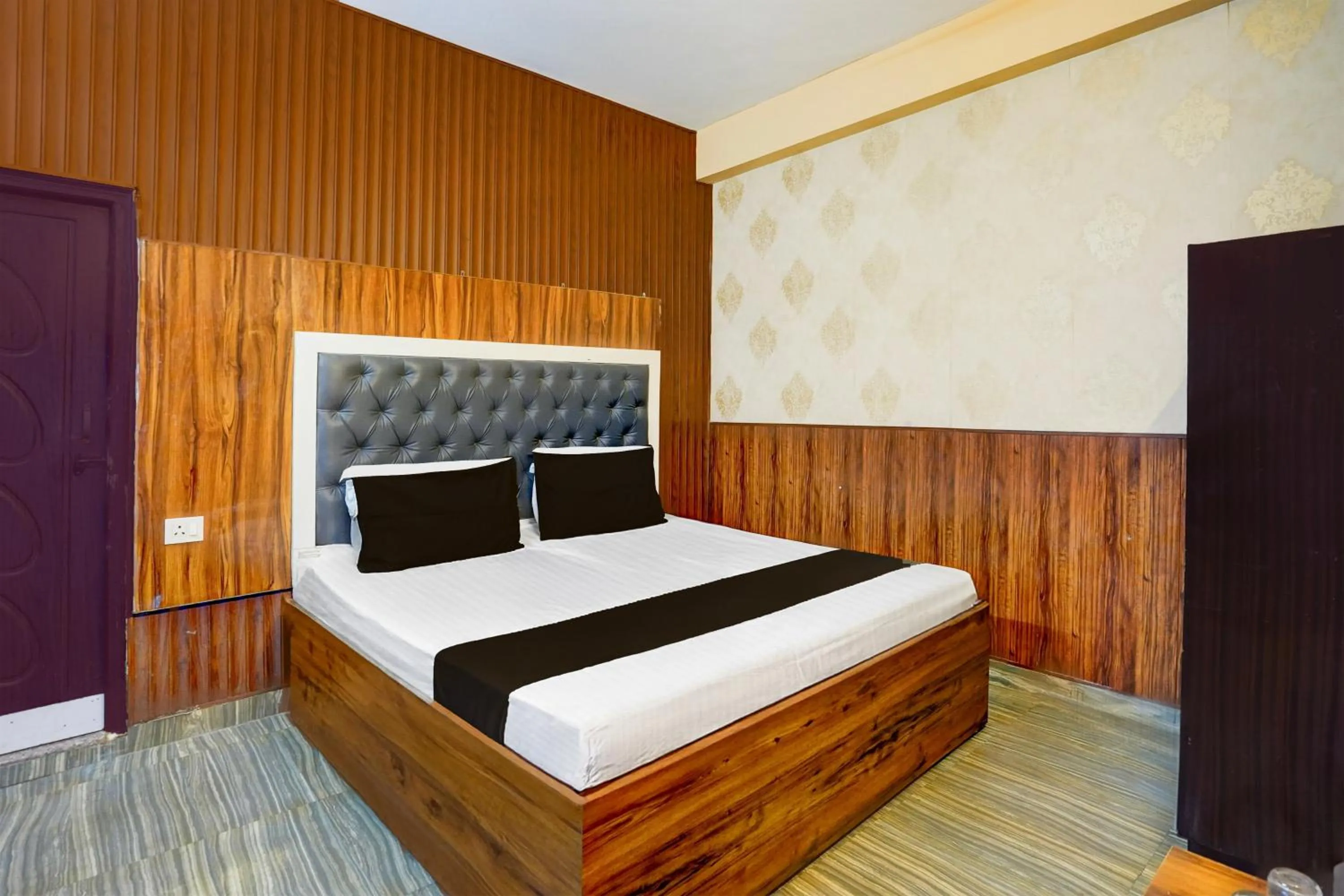 Bedroom, Bed in Hotel O Dehradun City Centre