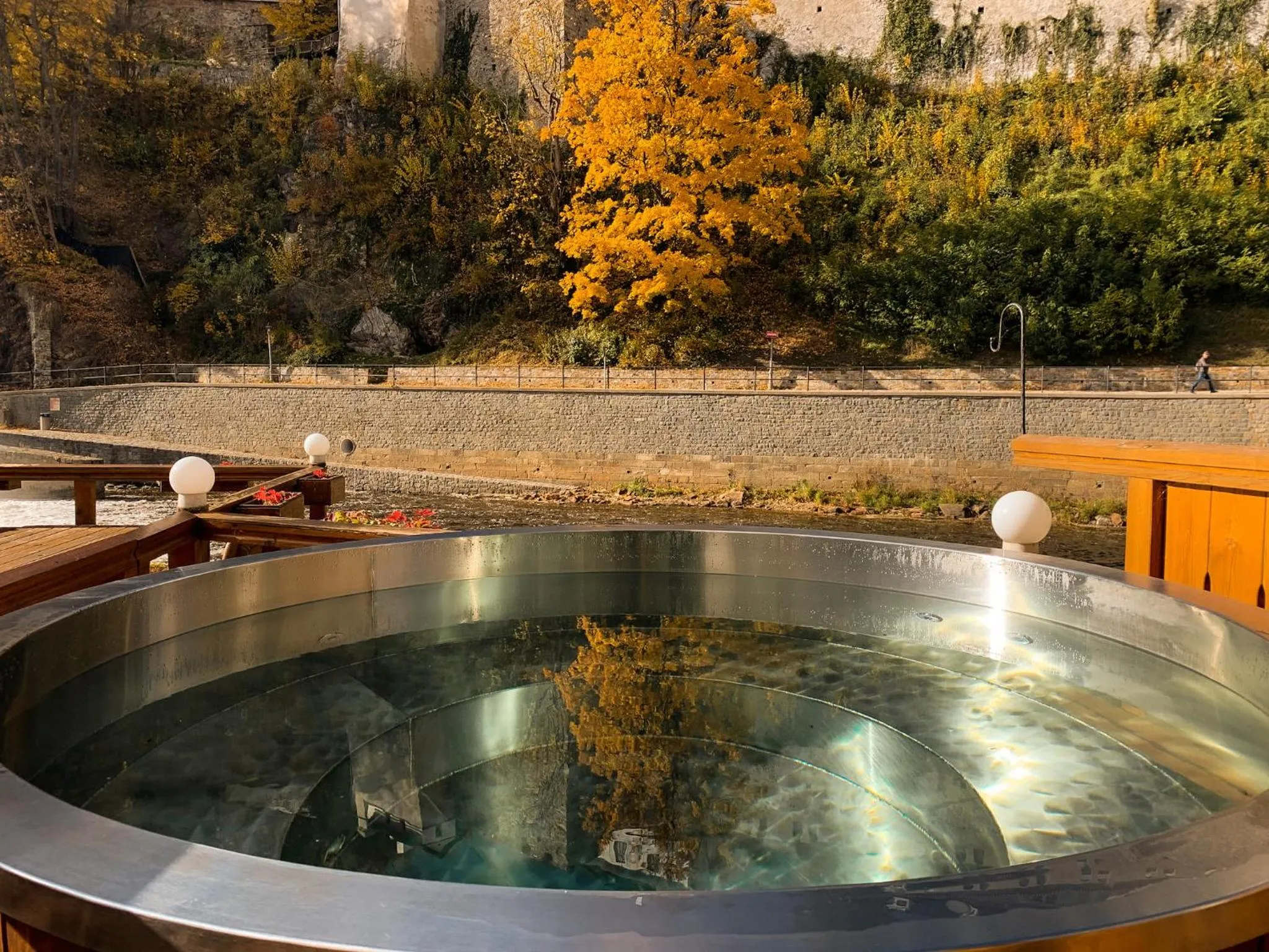 Hot Tub in Mill Apartments