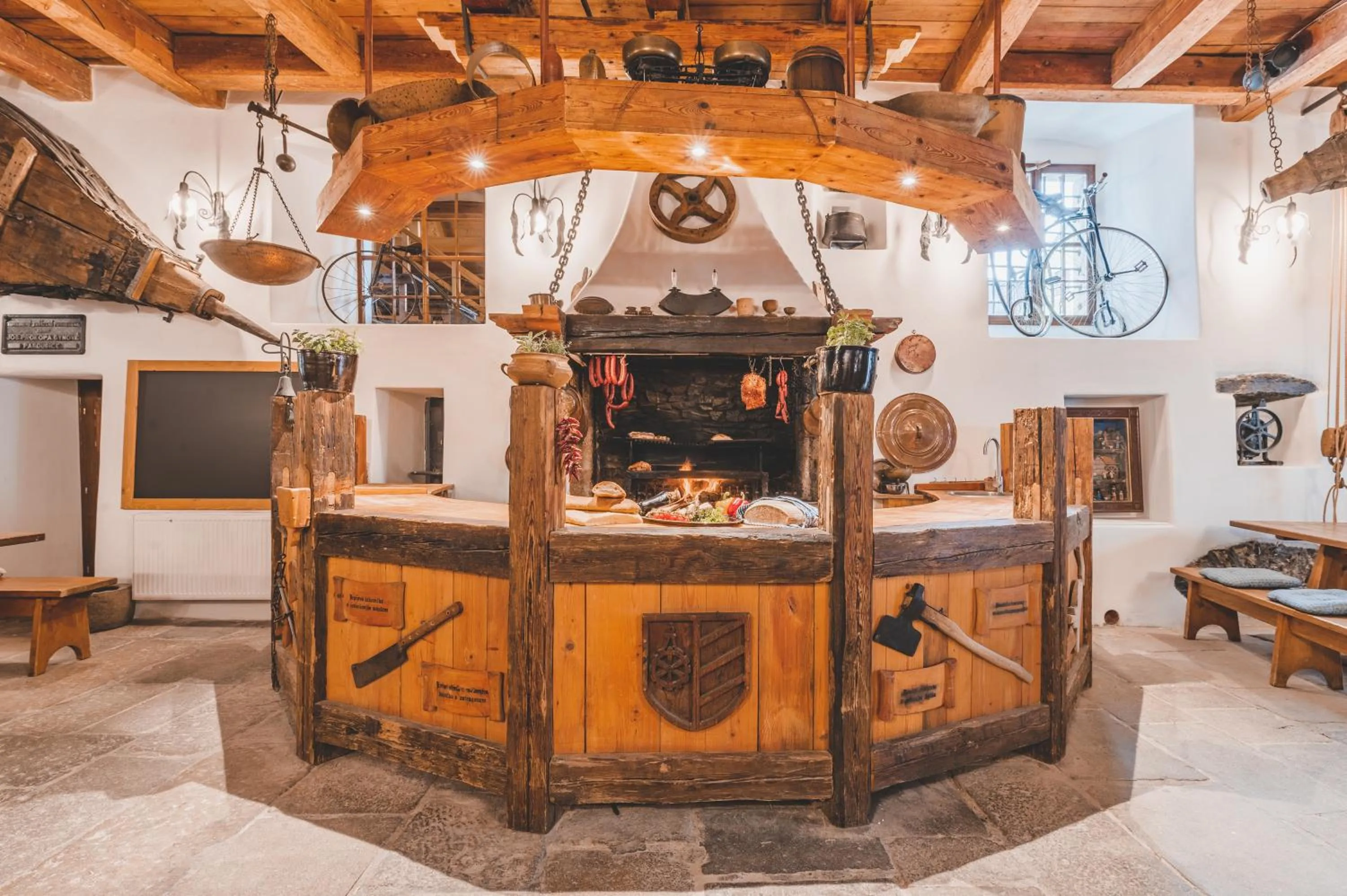 Restaurant/places to eat in Mill Apartments