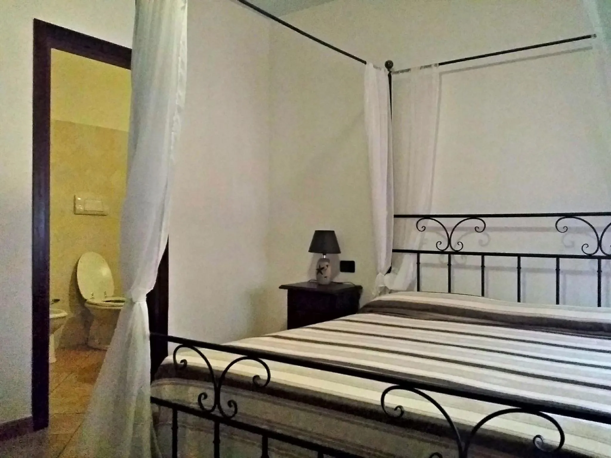 Decorative detail, Bed in Managheri Wine Bar
