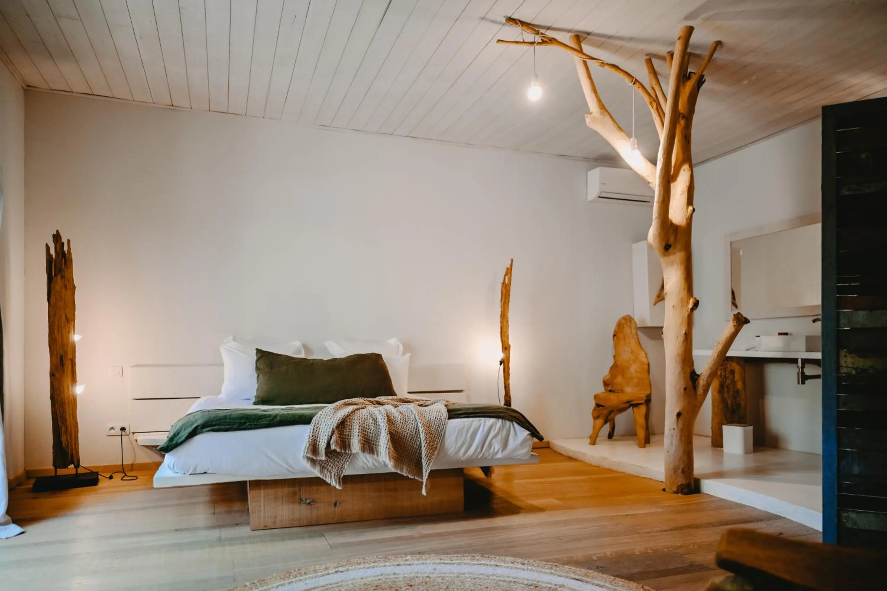 Bed in Lagnonu