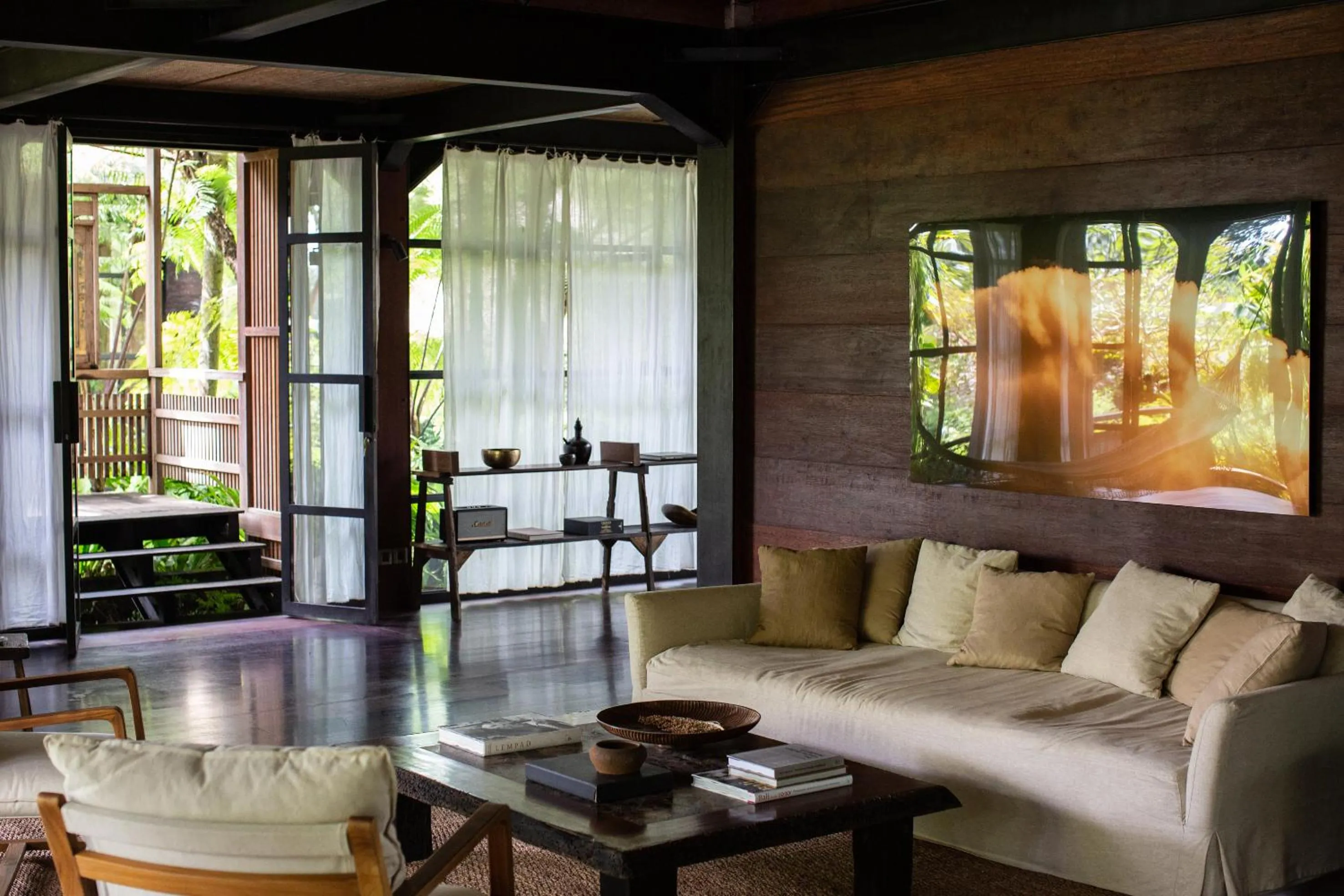 TV and multimedia in Rumah Hujan