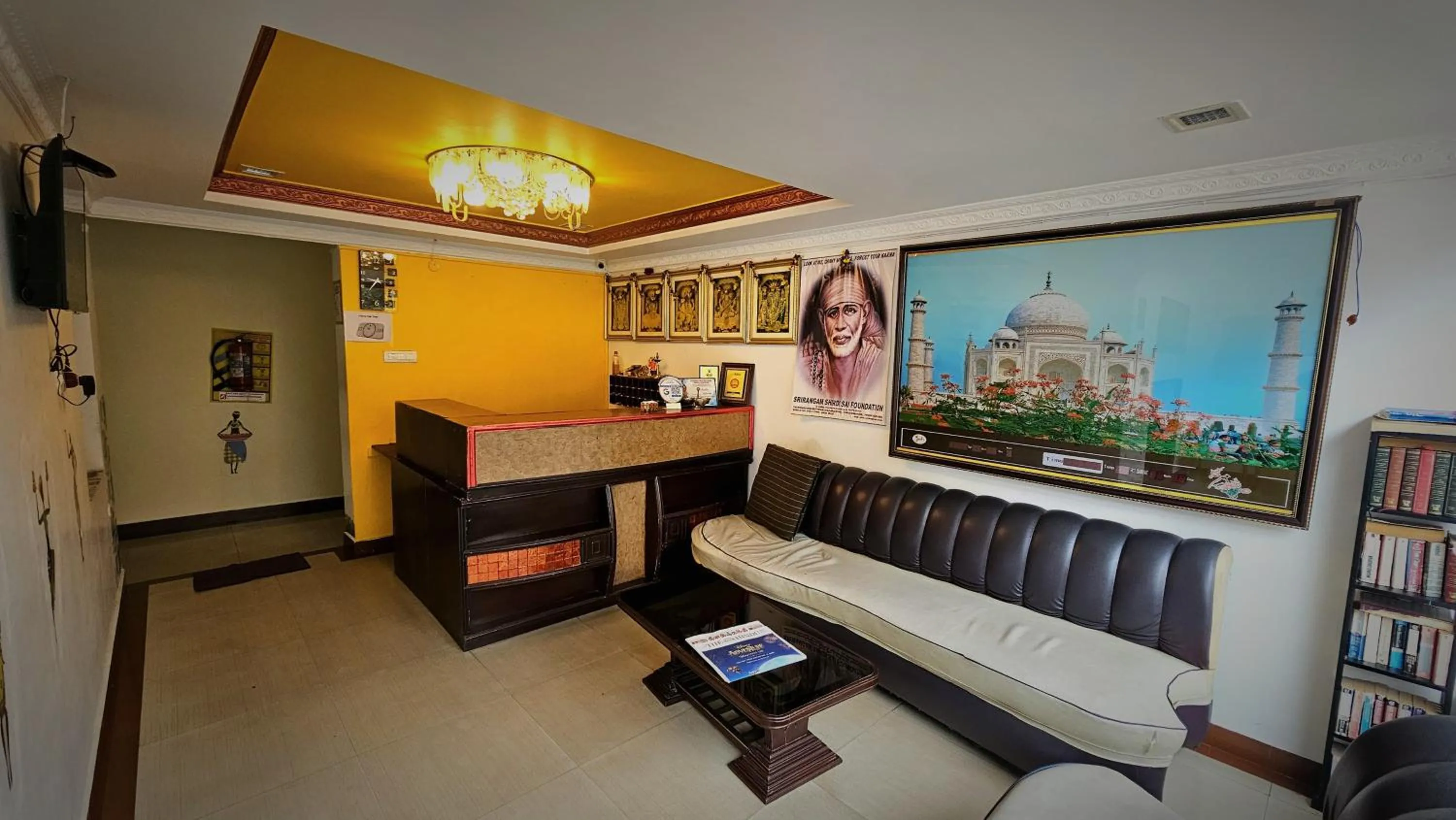 Living room in RJ Inn