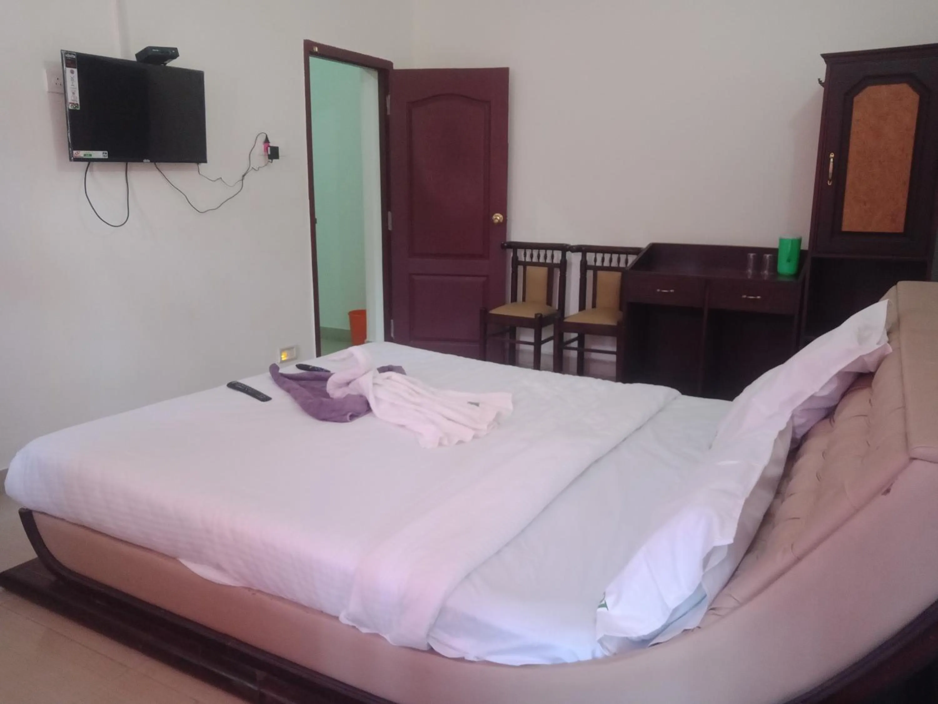 Photo of the whole room, Bed in RJ Inn