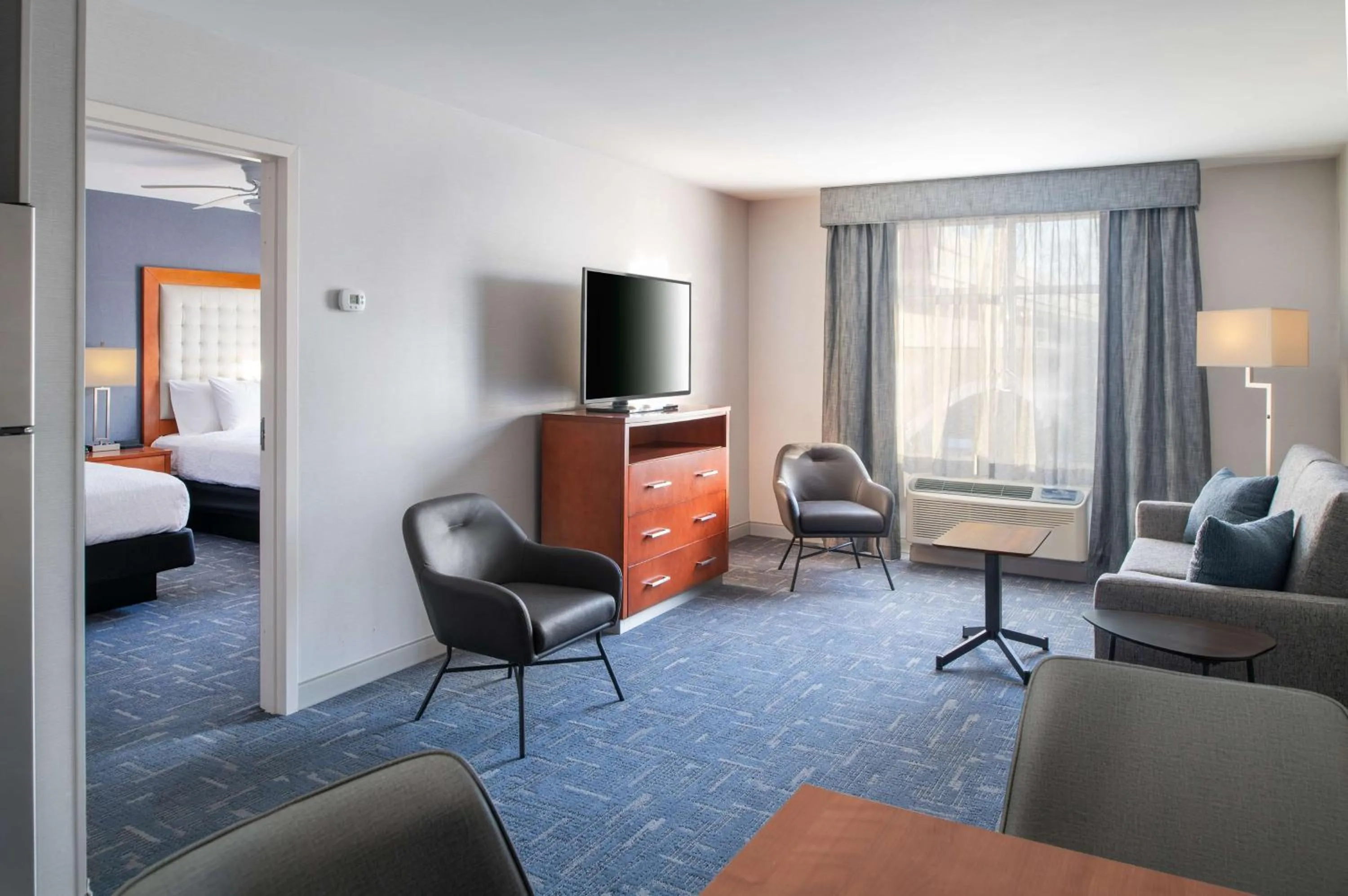 Living room, Bed in Homewood Suites by Hilton Gateway Hills Nashua