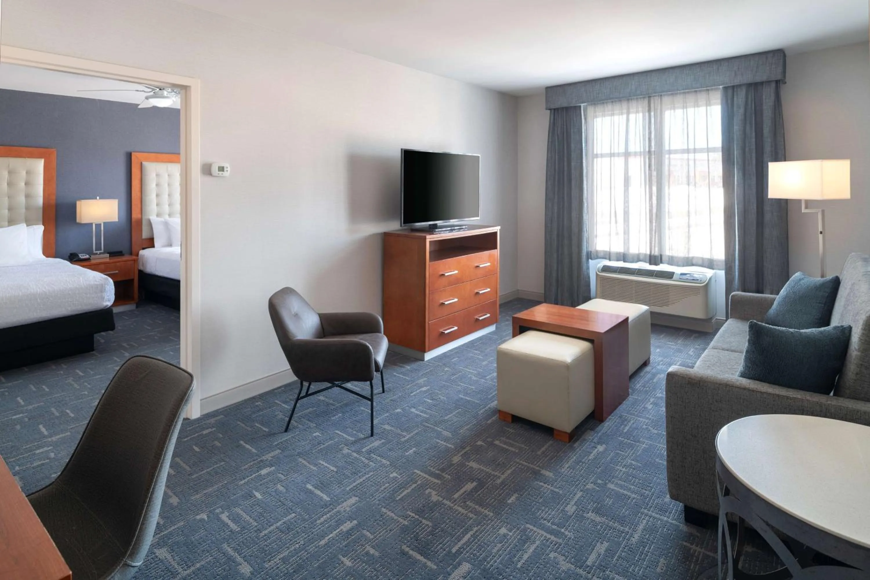 Communal lounge/ TV room, Bed in Homewood Suites by Hilton Gateway Hills Nashua