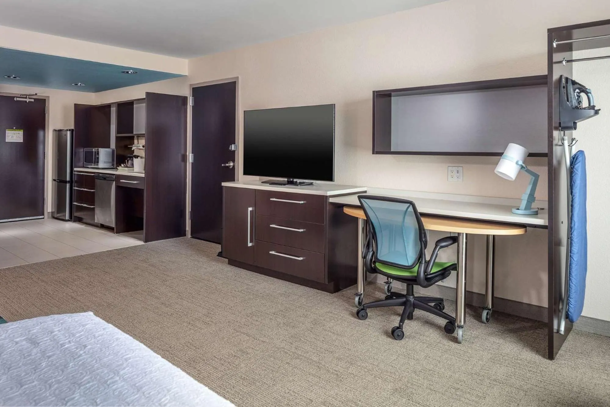 Kitchen or kitchenette, Bed in Home2 Suites by Hilton Little Rock West