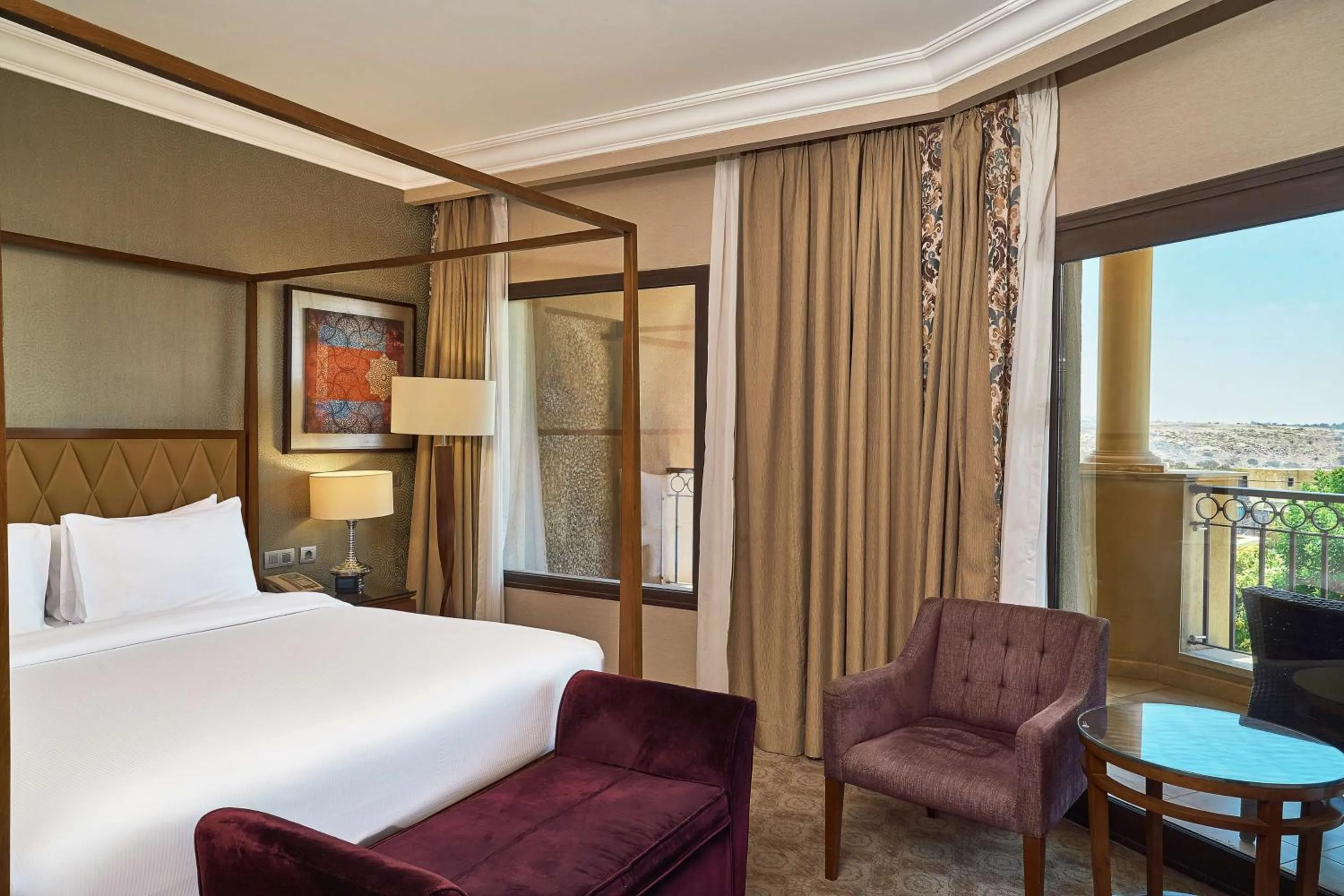 View (from property/room), Bed in Hilton Alexandria King's Ranch Hotel