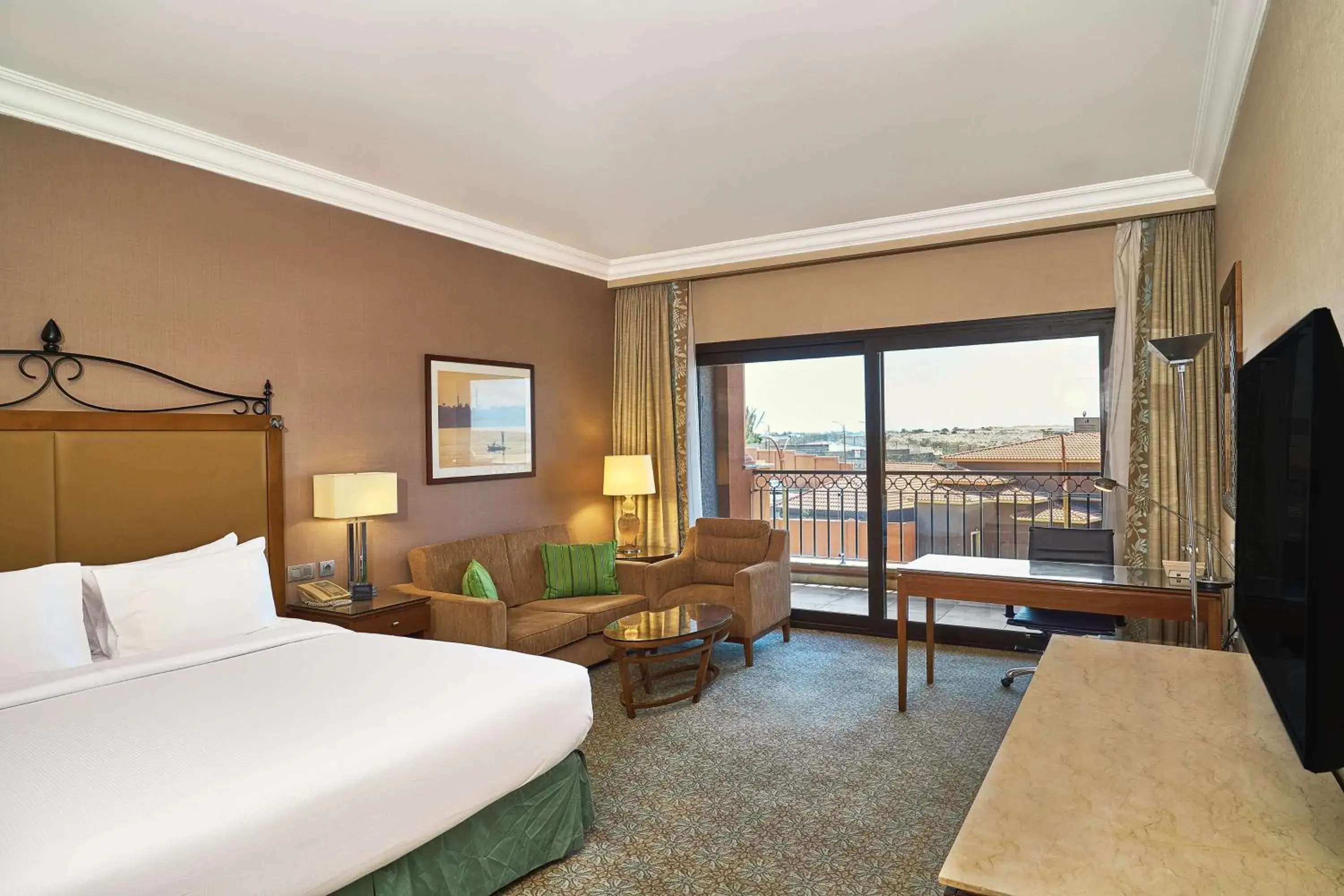 King Guest Room with Balcony in Hilton Alexandria King's Ranch Hotel King Guest Room with Balcony in Hilton Alexandria King's Ranch Hotel