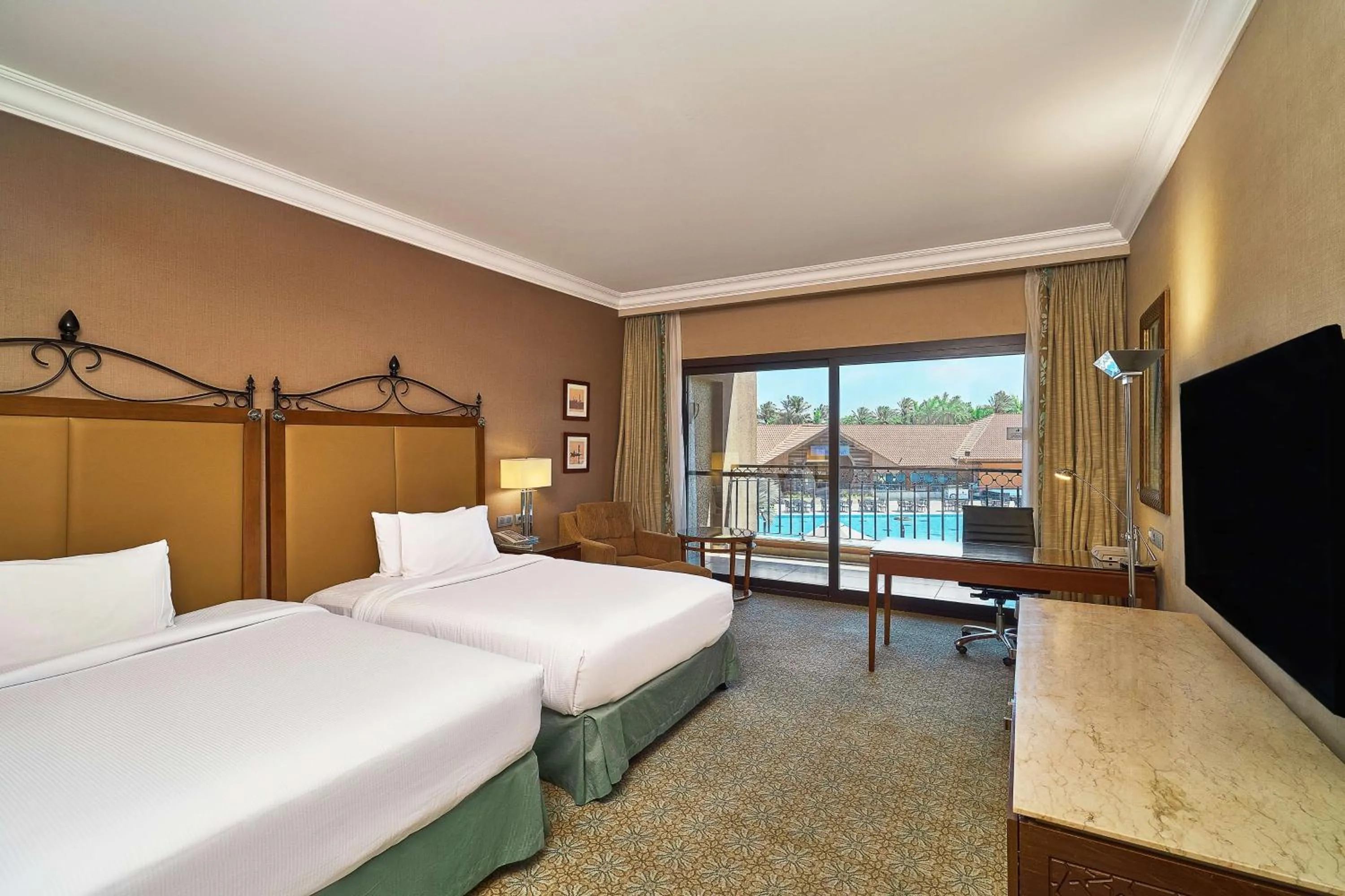 View (from property/room), Bed in Hilton Alexandria King's Ranch Hotel