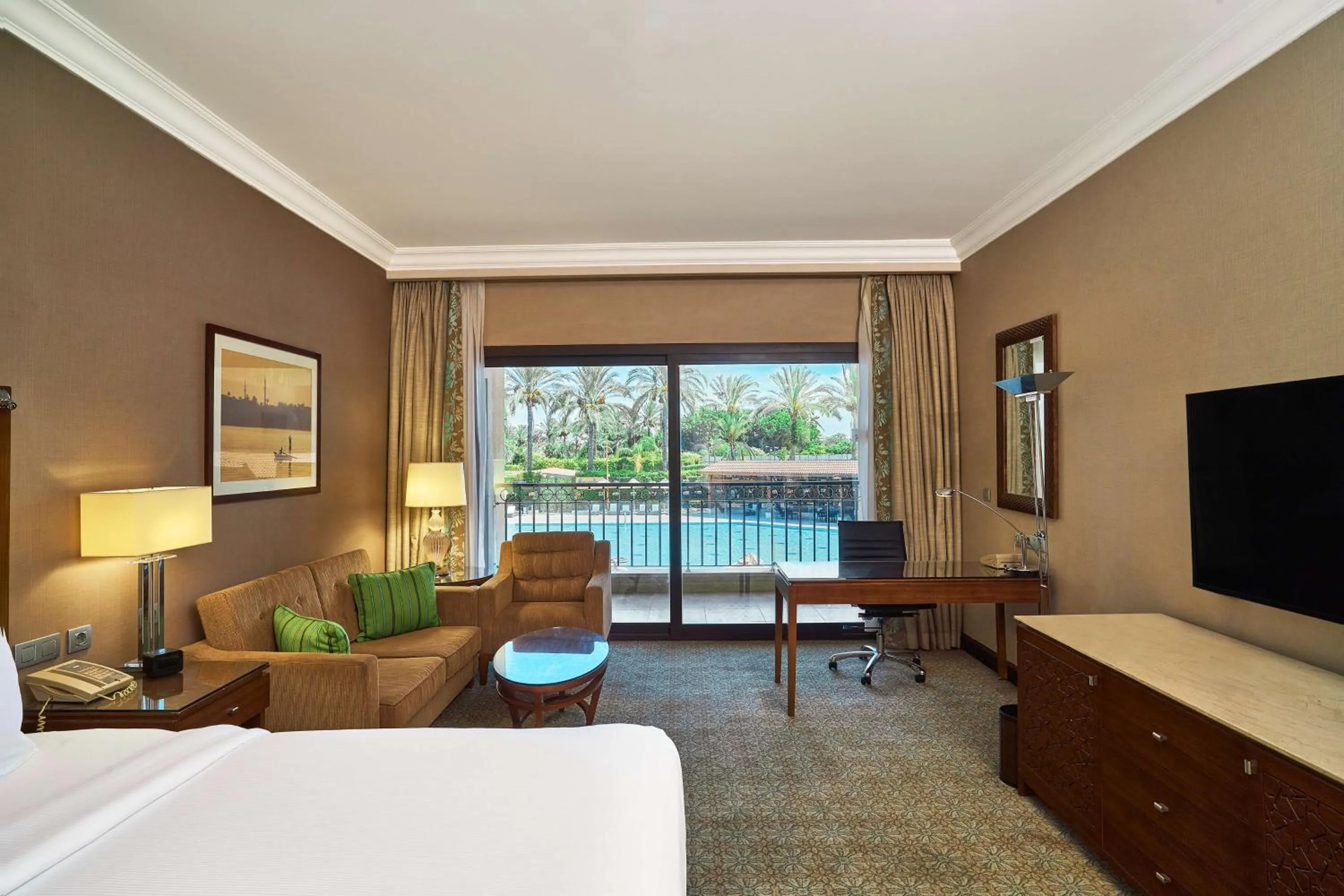 View (from property/room), Bed in Hilton Alexandria King's Ranch Hotel