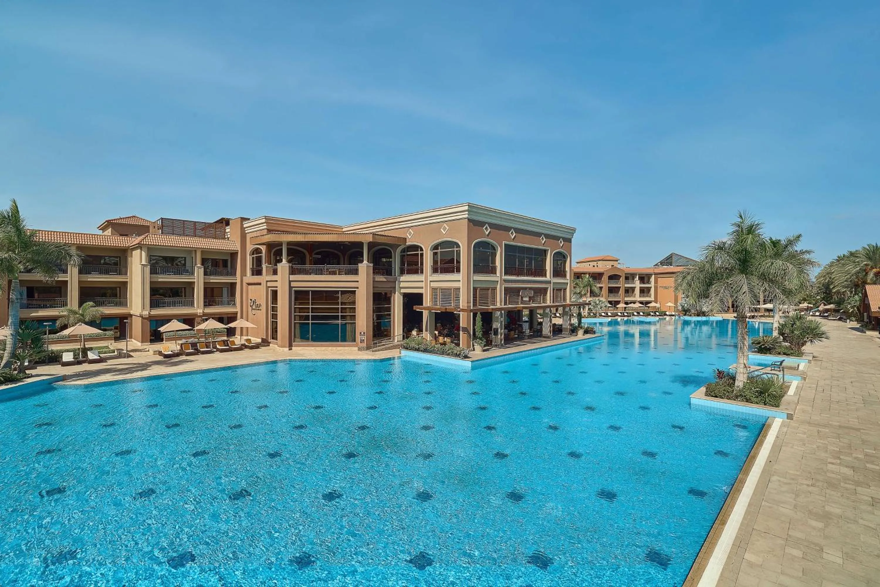 Pool view in Hilton Alexandria King's Ranch Hotel