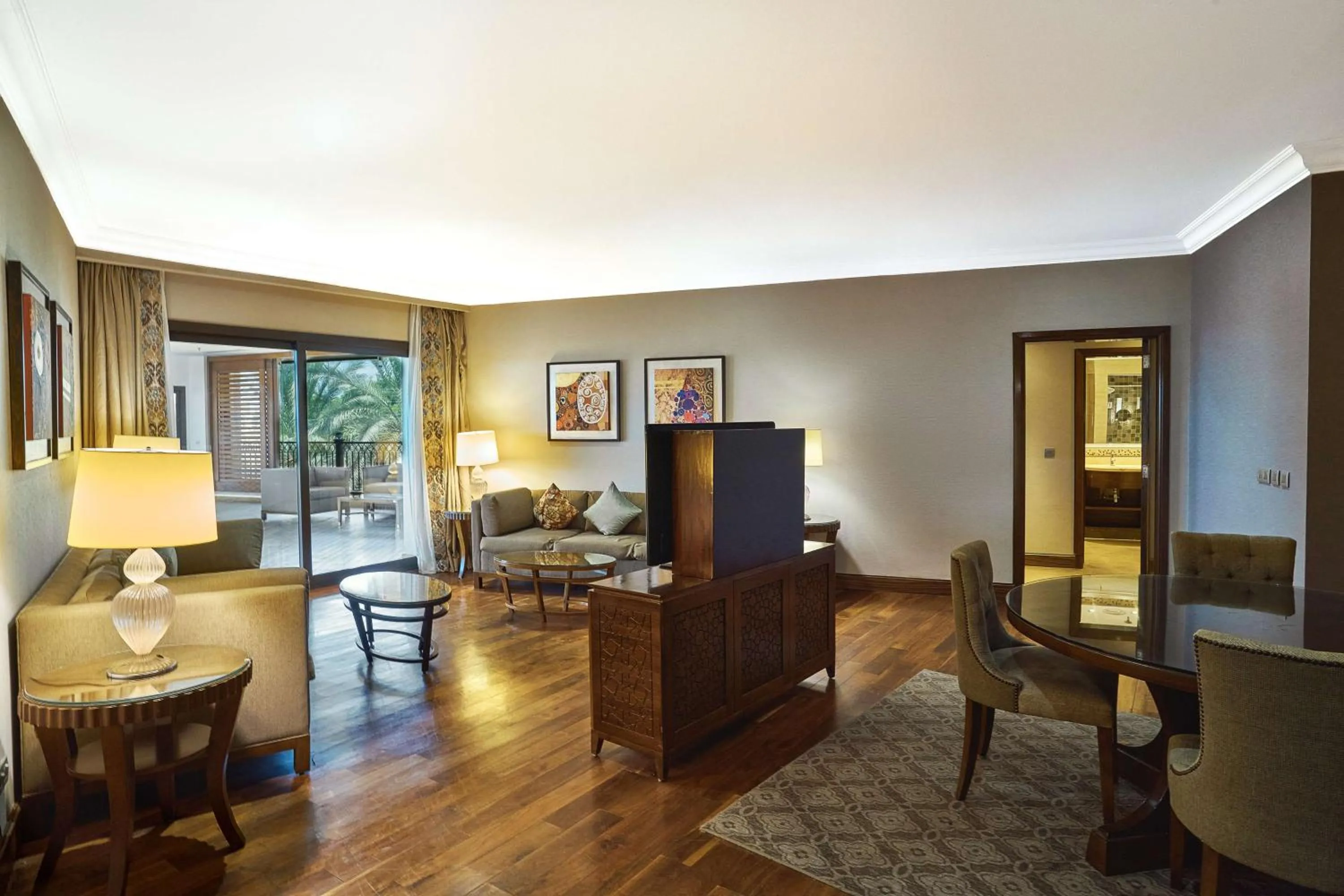 Living room in Hilton Alexandria King's Ranch Hotel