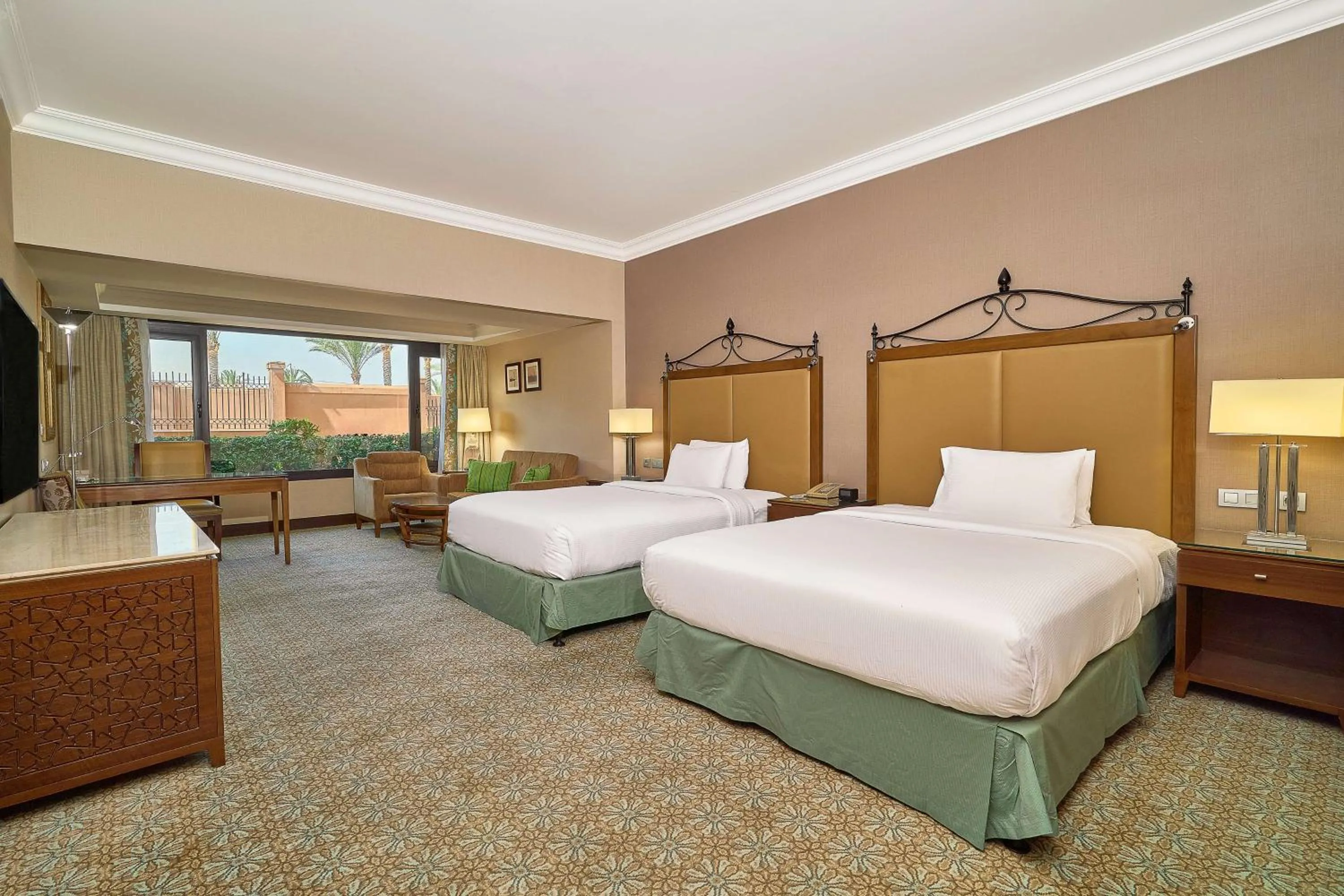 Bed in Hilton Alexandria King's Ranch Hotel