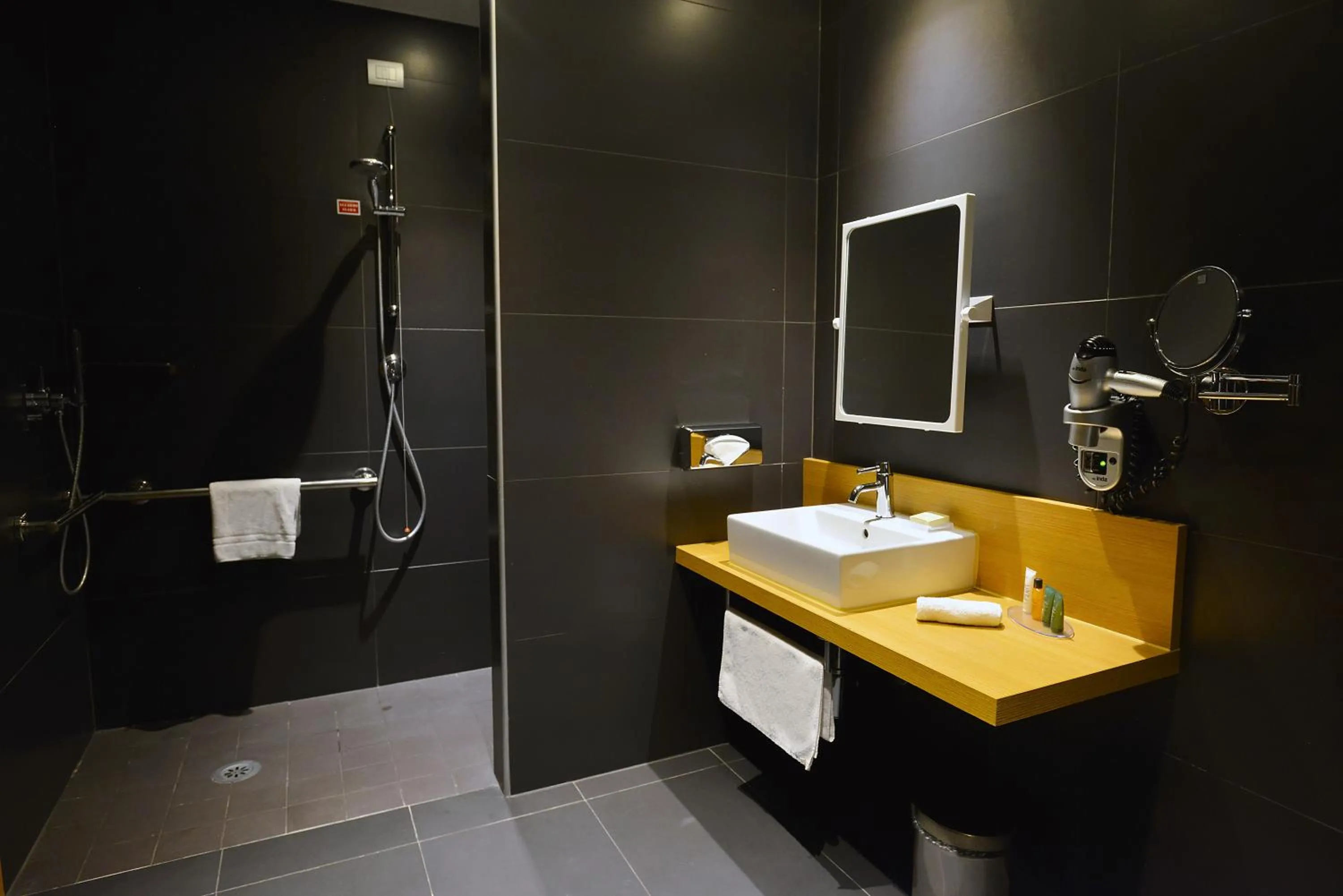 Shower in Hilton Garden Inn Milan North