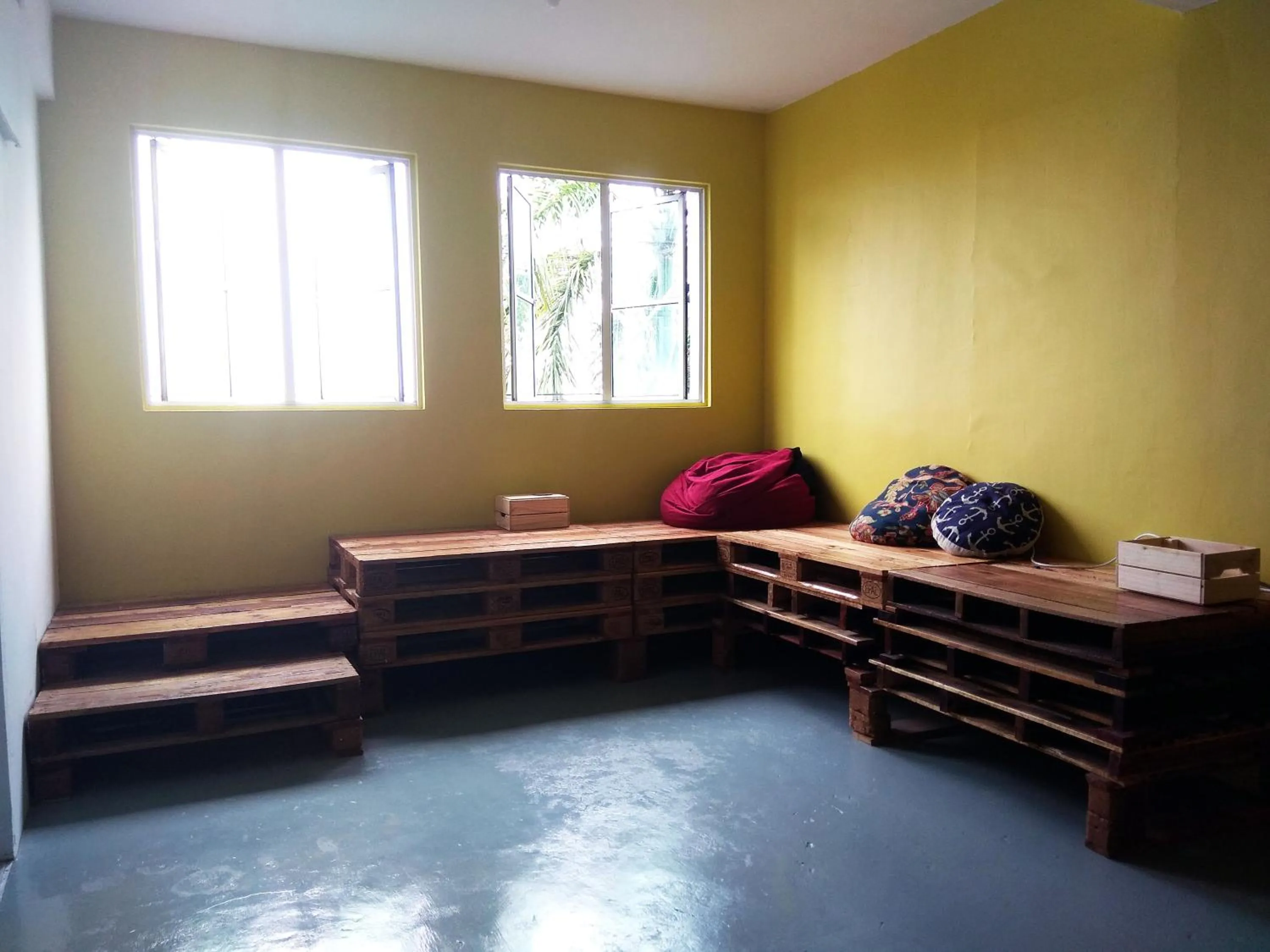 Communal lounge/ TV room in Sandakan Backpackers Hostel