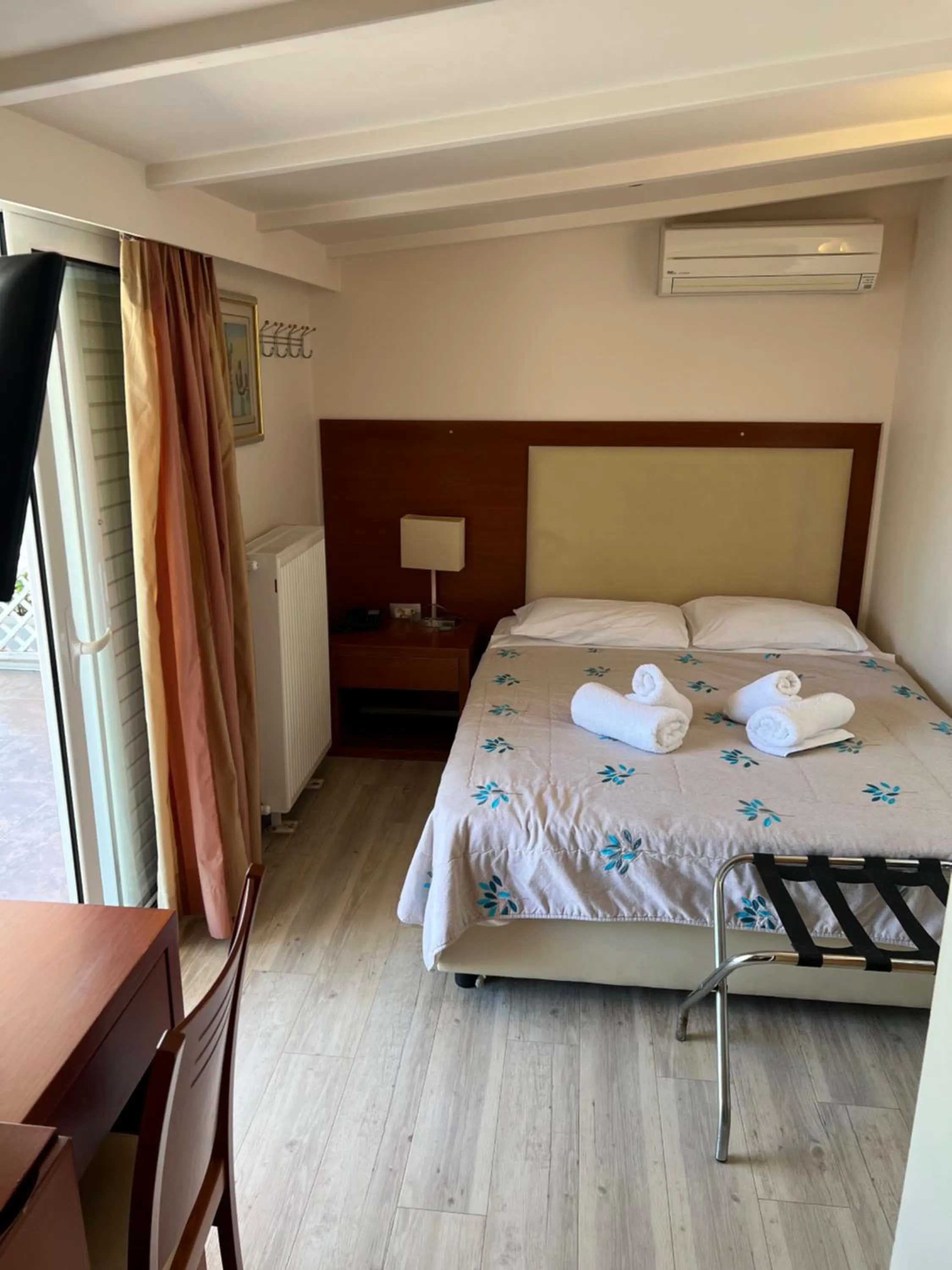 Bedroom, Bed in Frini Hotel