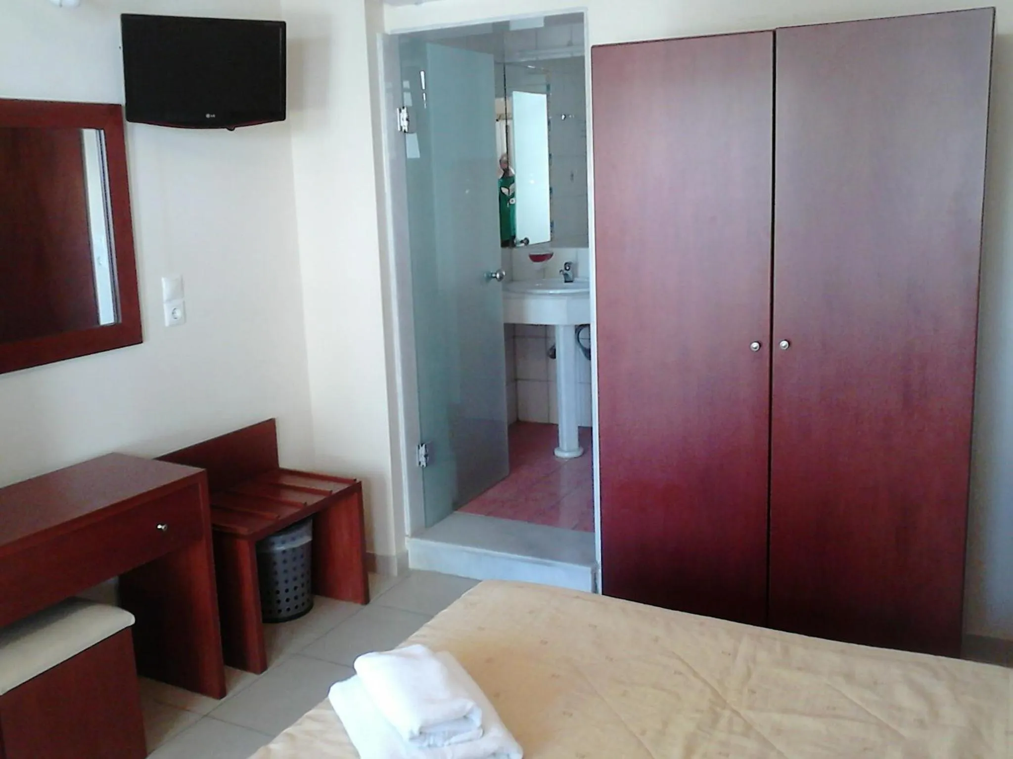 Bathroom, Bed in Frini Hotel