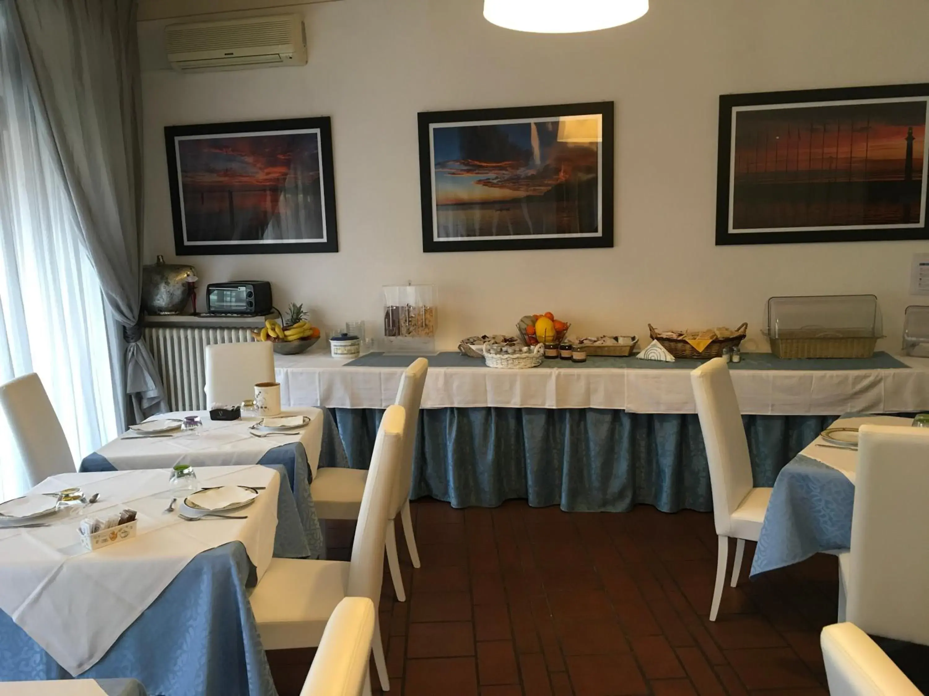 Restaurant/Places to Eat in Hotel Cortina
