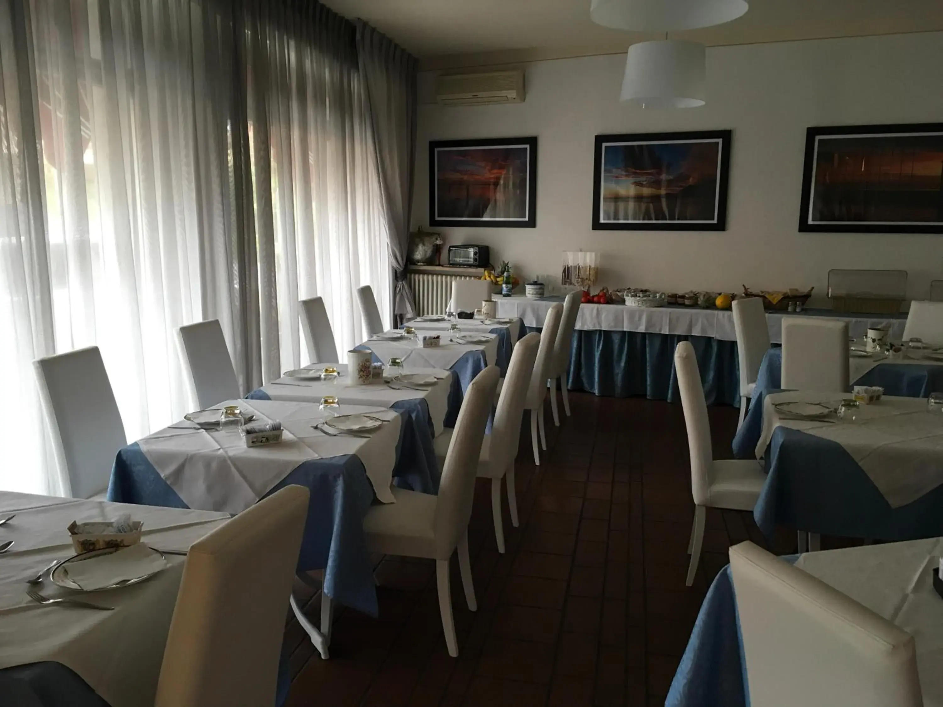 Restaurant/Places to Eat in Hotel Cortina