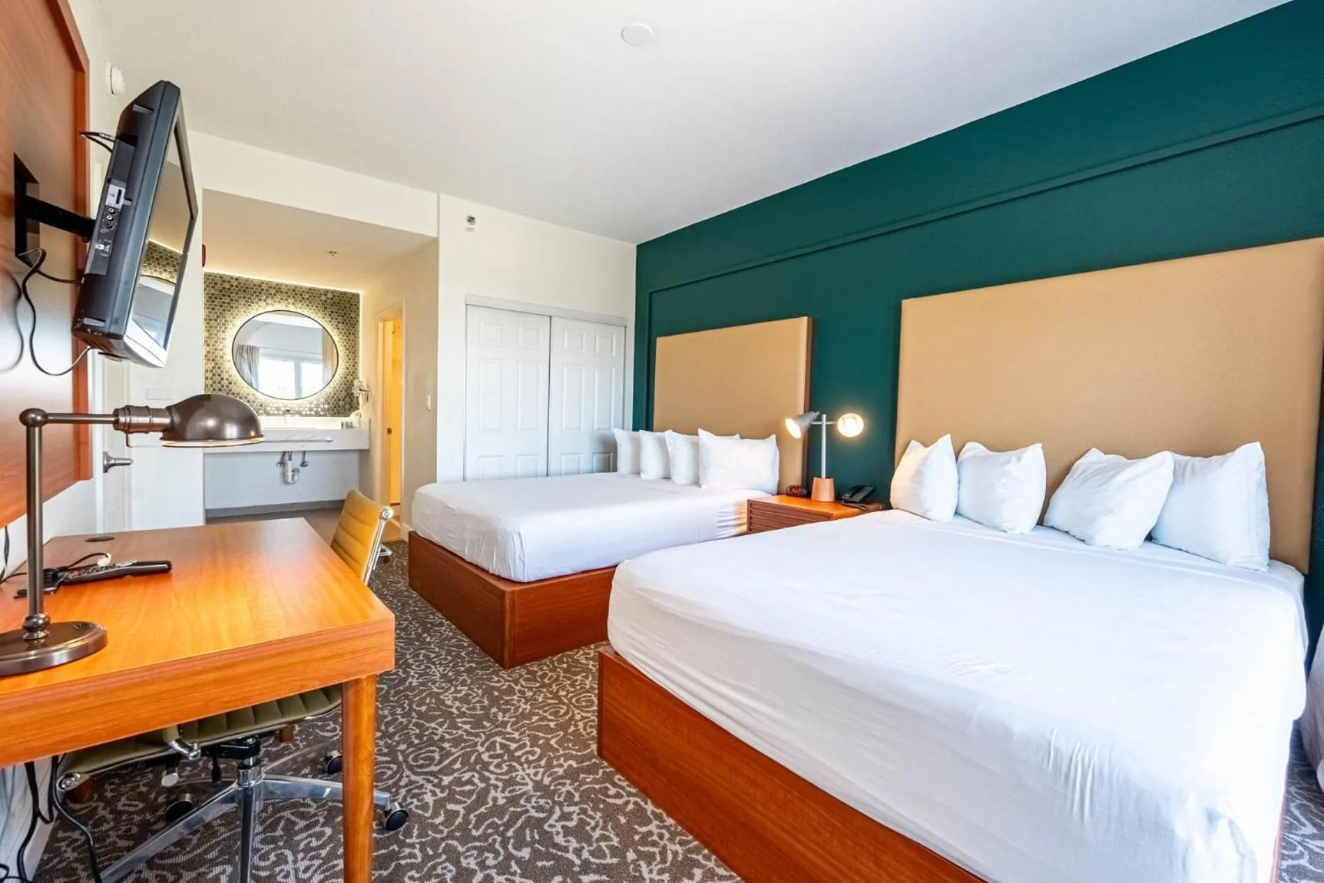 TV and multimedia, Bed in Montreal Suites Orlando