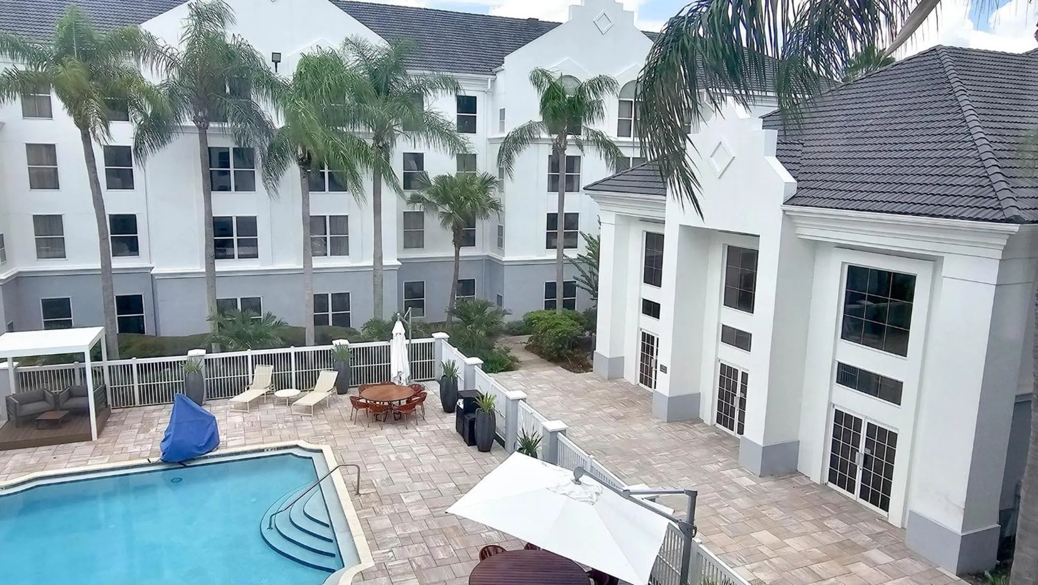 Swimming pool in Montreal Suites Orlando