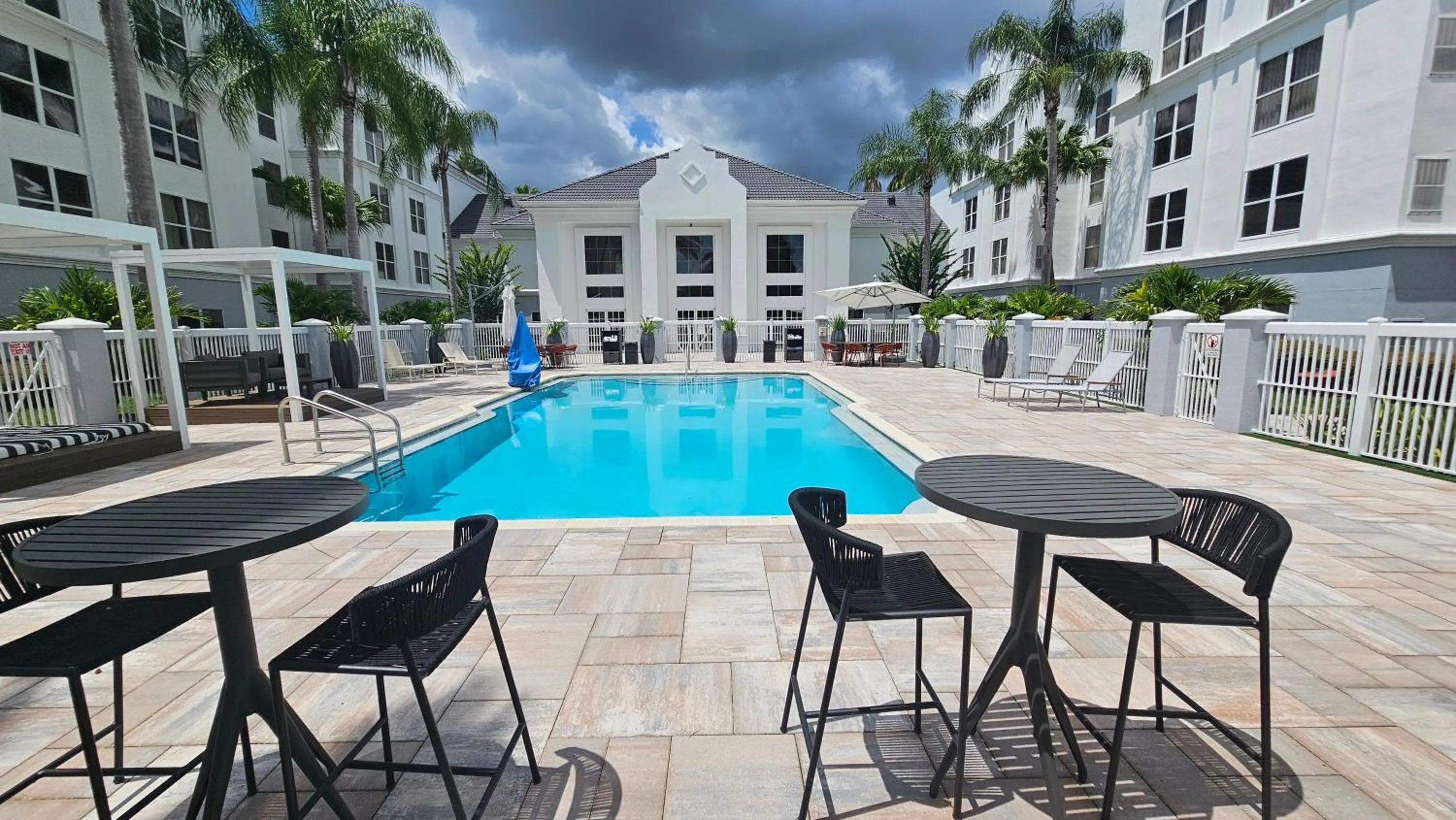 Swimming pool in Montreal Suites Orlando