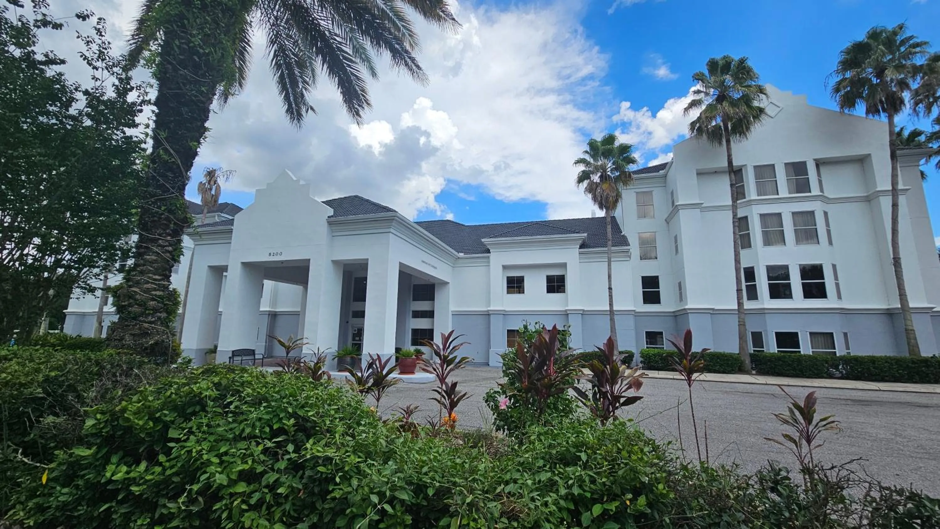 Property building in Montreal Suites Orlando