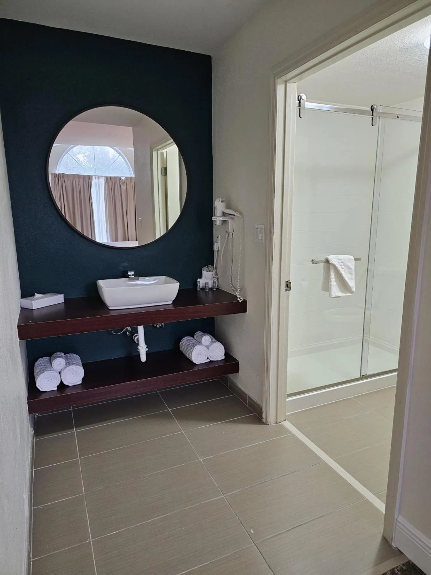 Shower in Montreal Suites Orlando