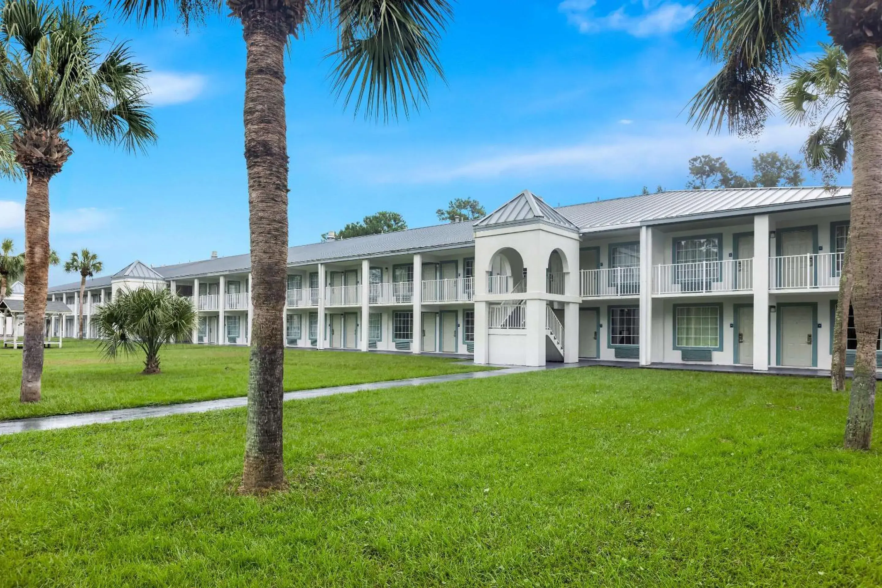 Property building in Suburban Studios Brunswick I-95 Property building in Suburban Studios Brunswick I-95