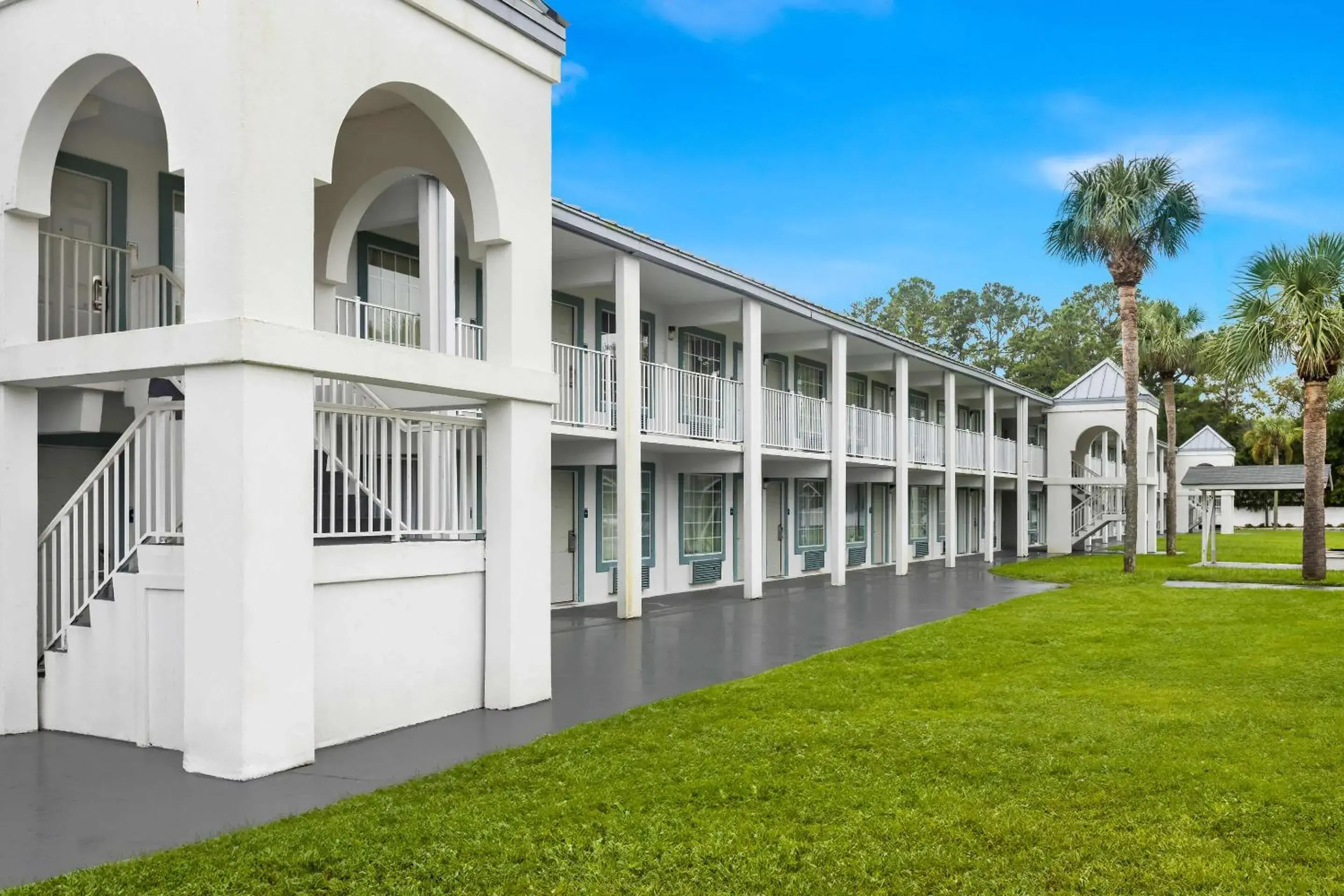 Property building in Suburban Studios Brunswick I-95 Property building in Suburban Studios Brunswick I-95