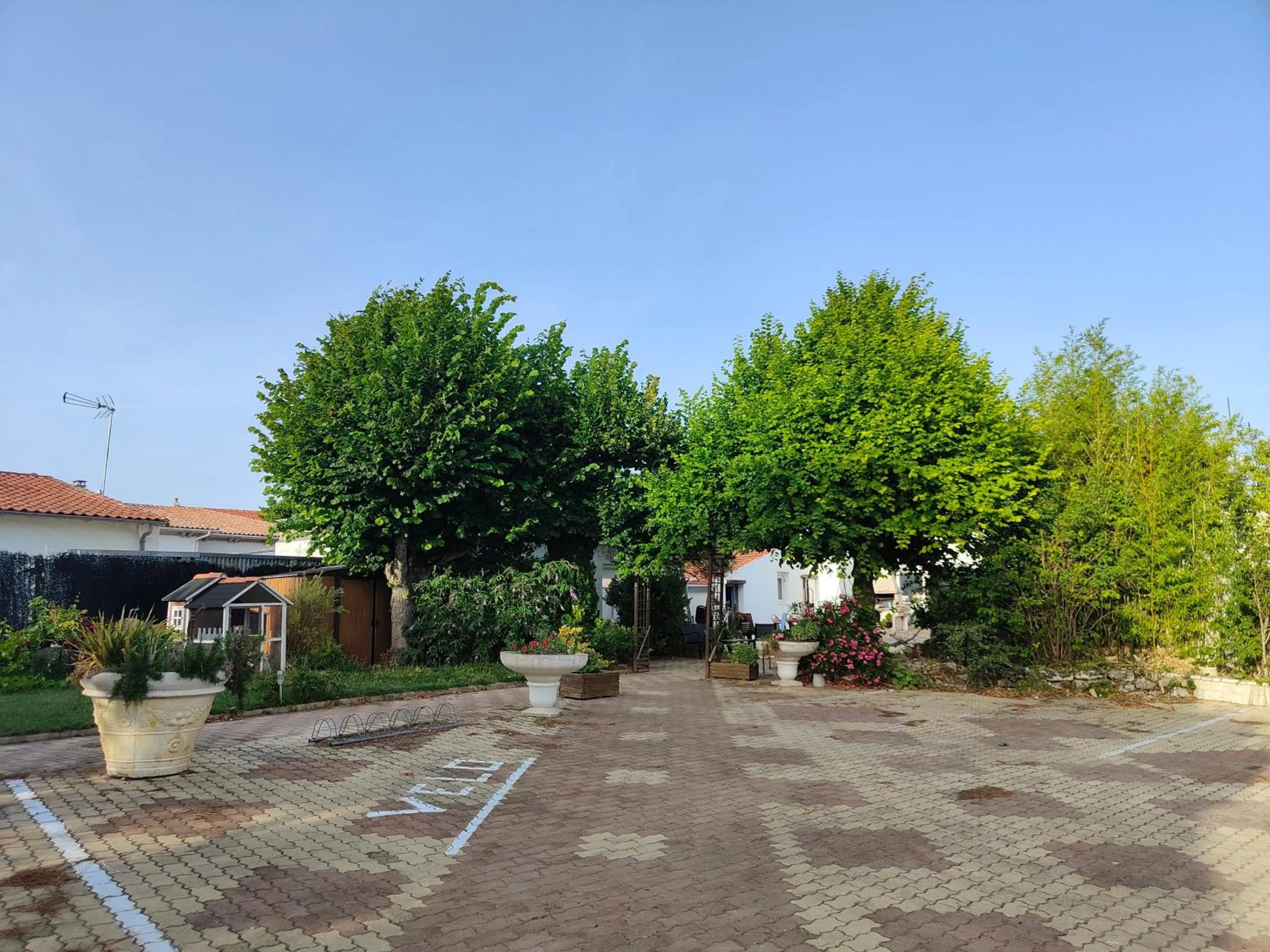 Parking in Auberge Le Chata