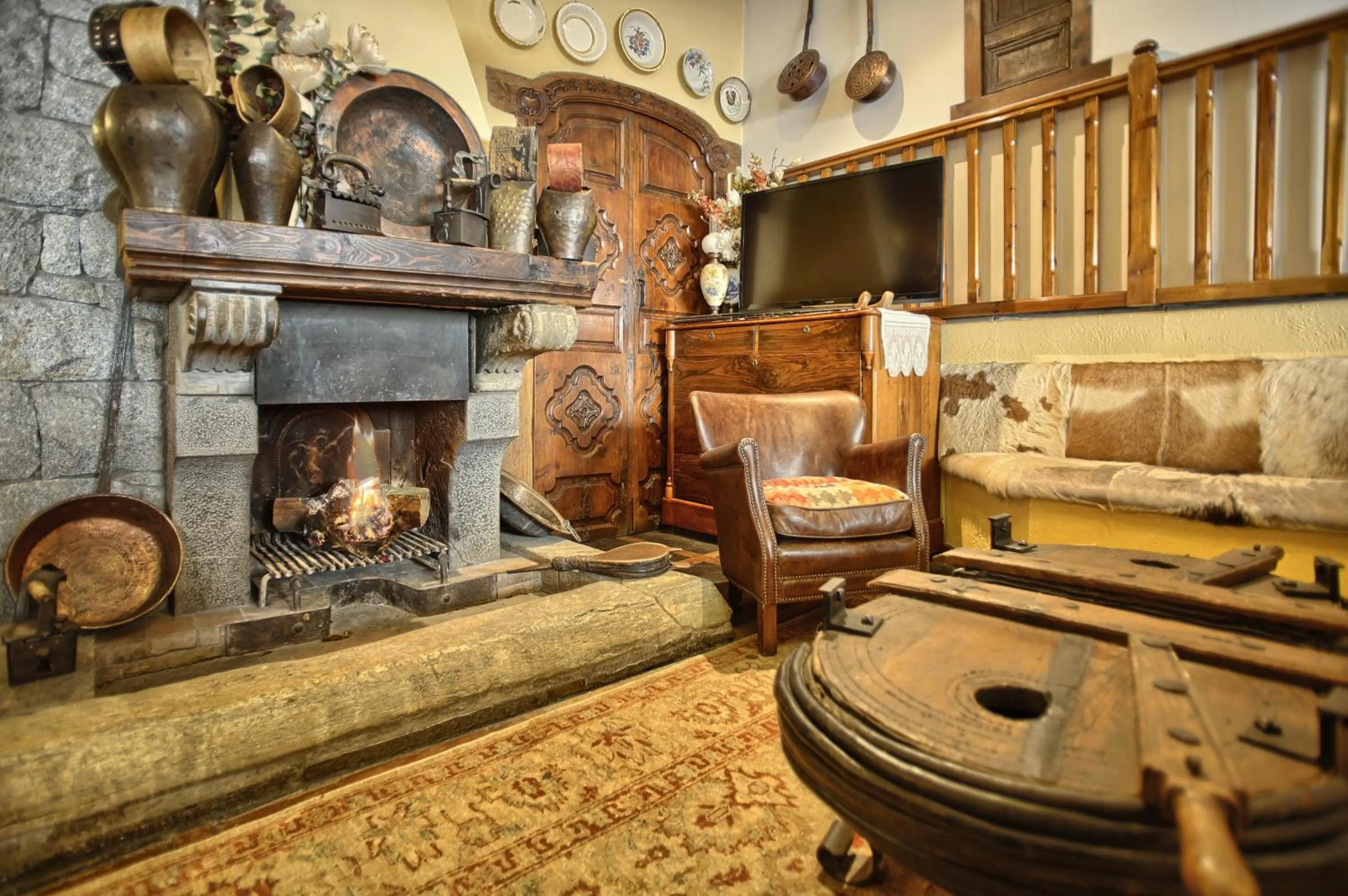 Communal lounge/ TV room in San Marsial Benasque Apart Hotel