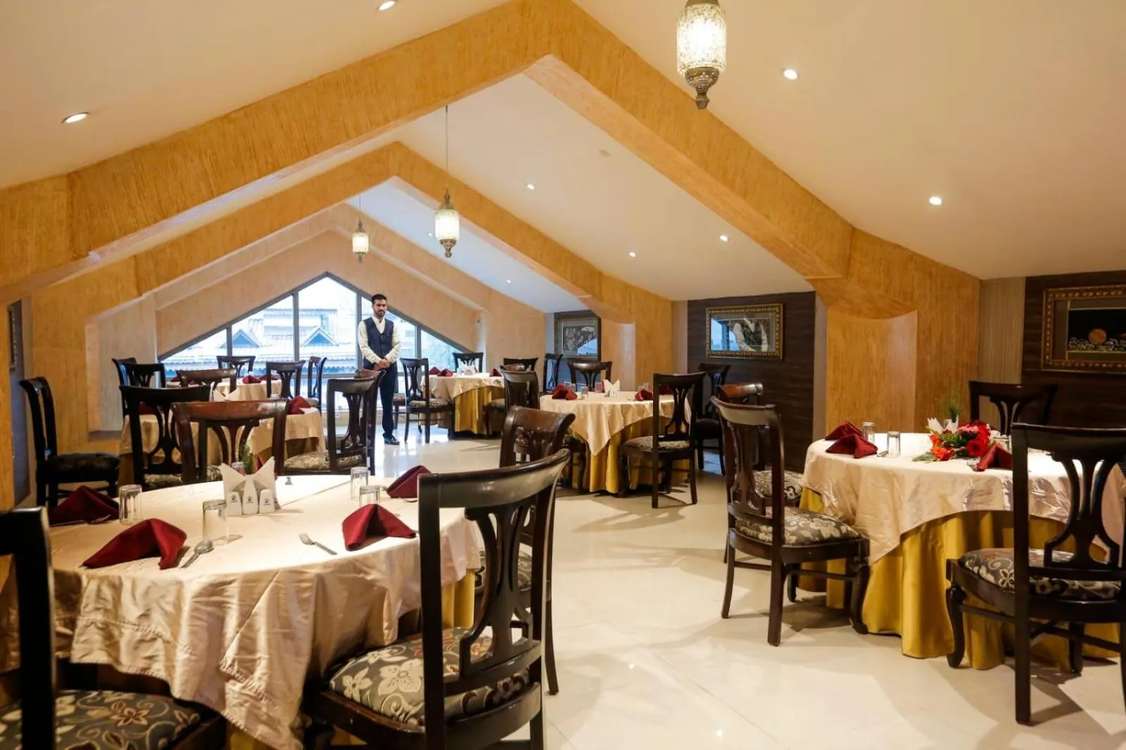 Restaurant/places to eat in Hotel The Residency Srinagar