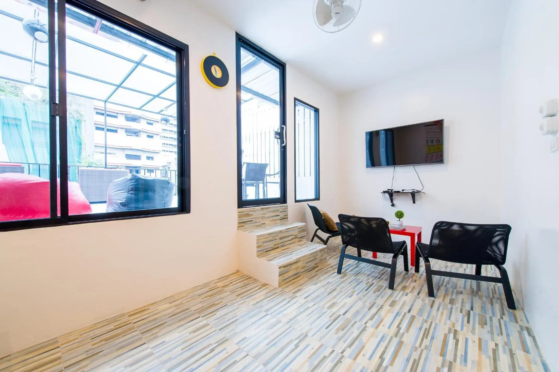 Seating area in Matchbox Bangkok Hostel Seating area in Matchbox Bangkok Hostel