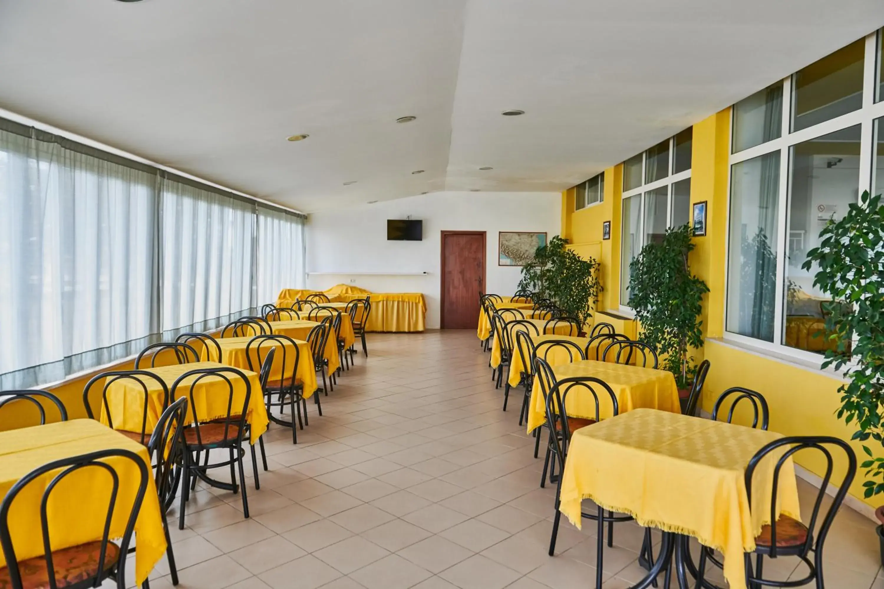 Restaurant/Places to Eat in Hotel Caesar