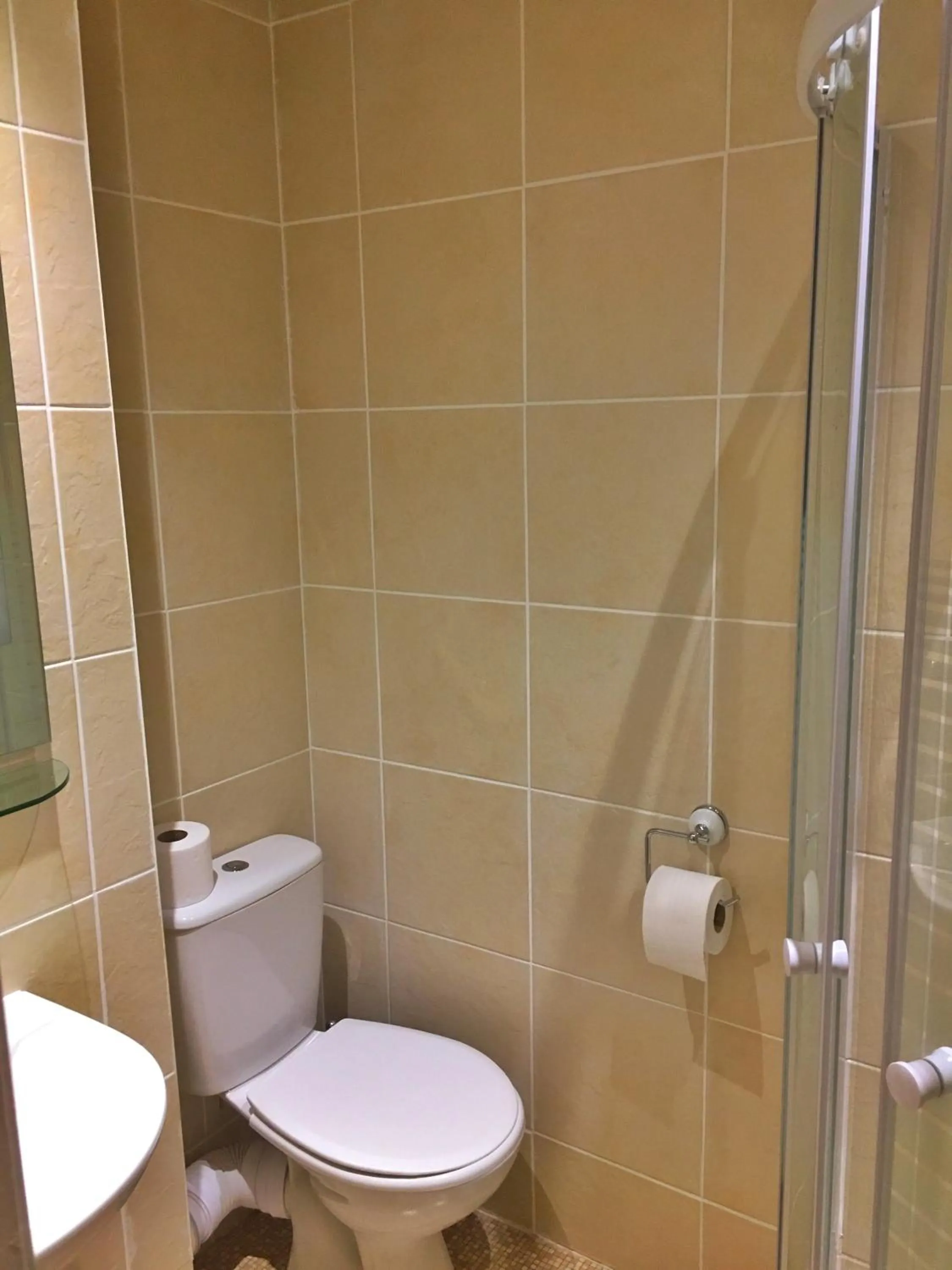 Bathroom in Camelot Seafront Hotel