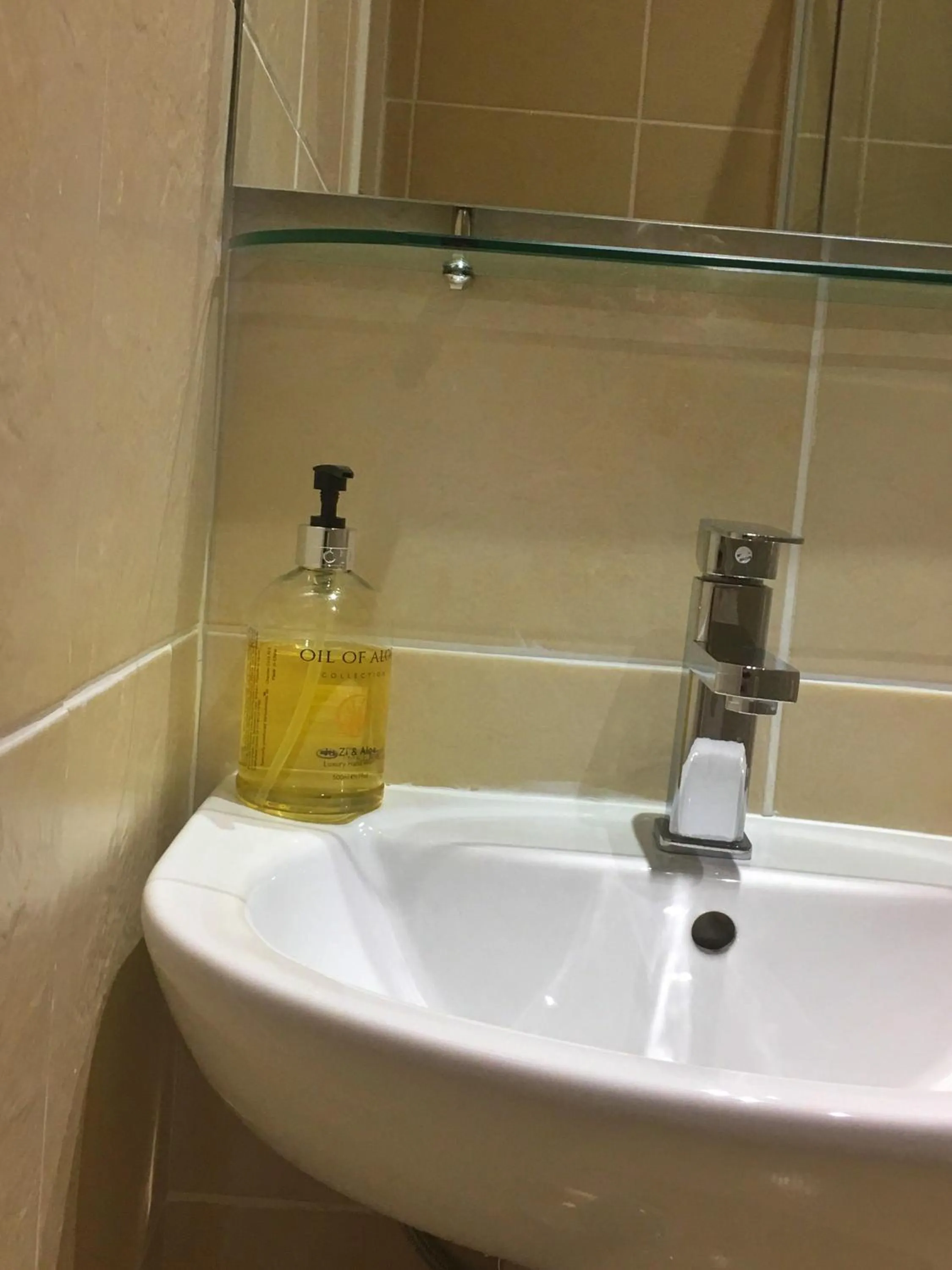 Bathroom in Camelot Seafront Hotel