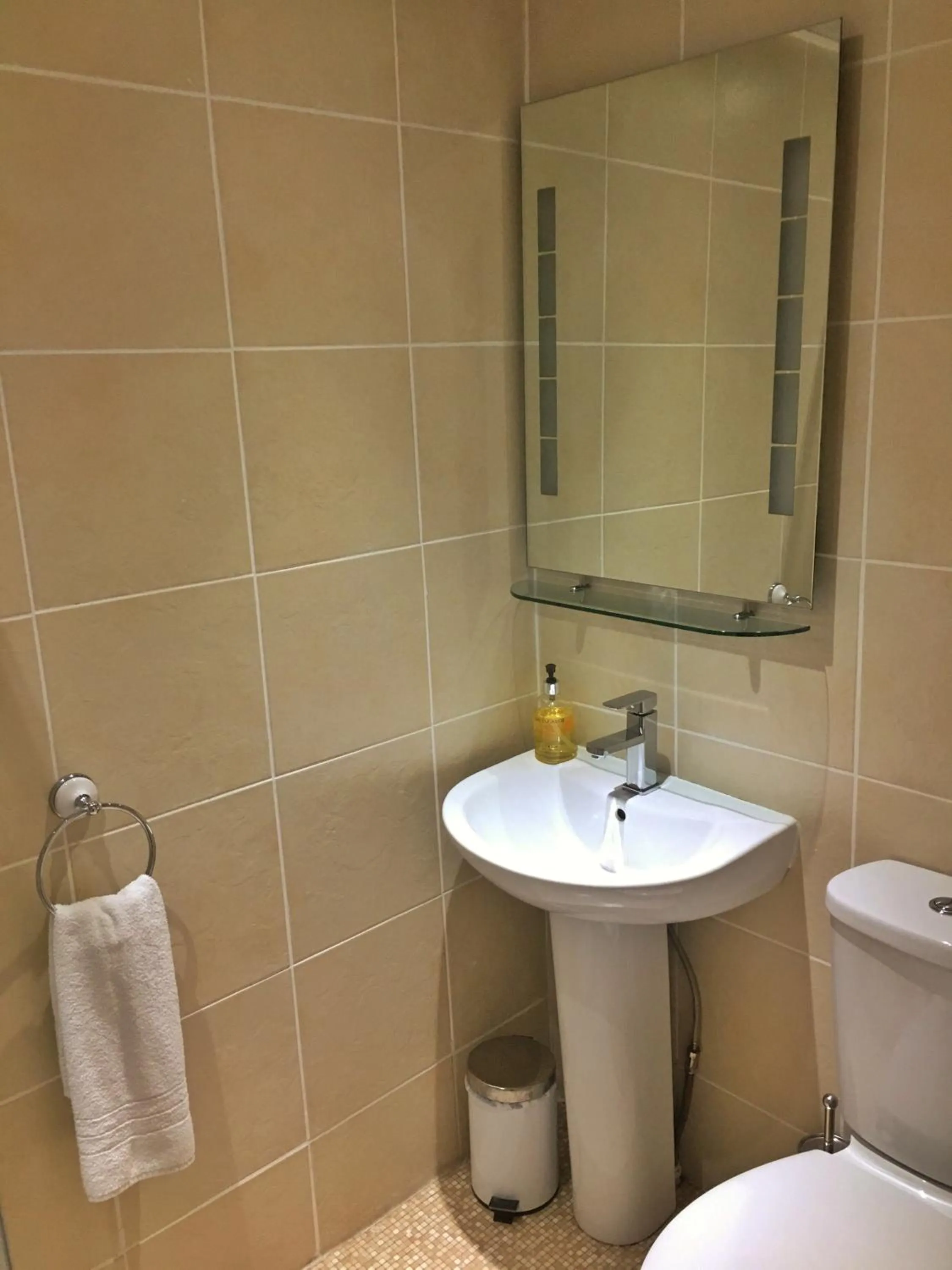 Bathroom in Camelot Seafront Hotel