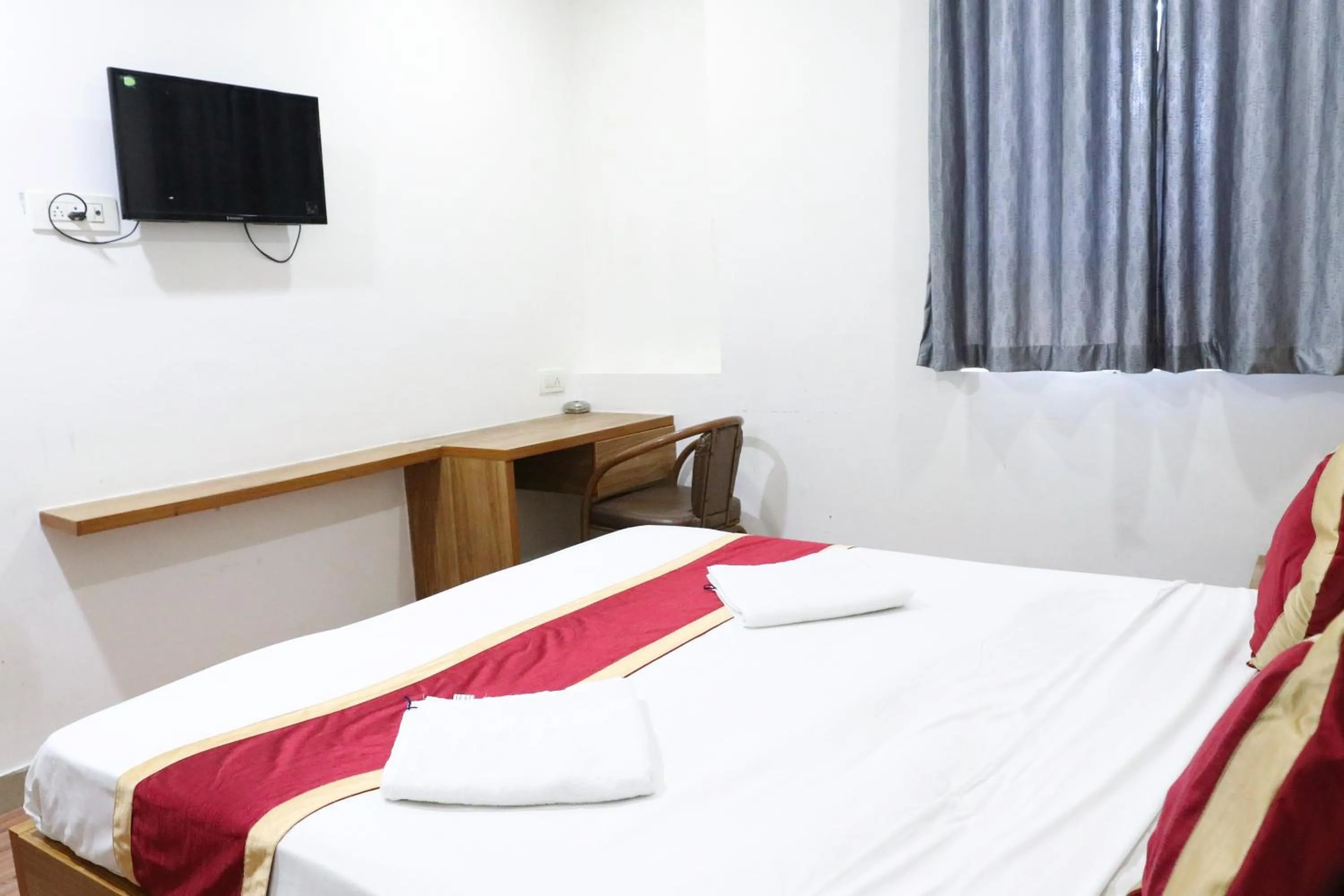 Communal lounge/ TV room, Bed in Sai Comforts Rooms