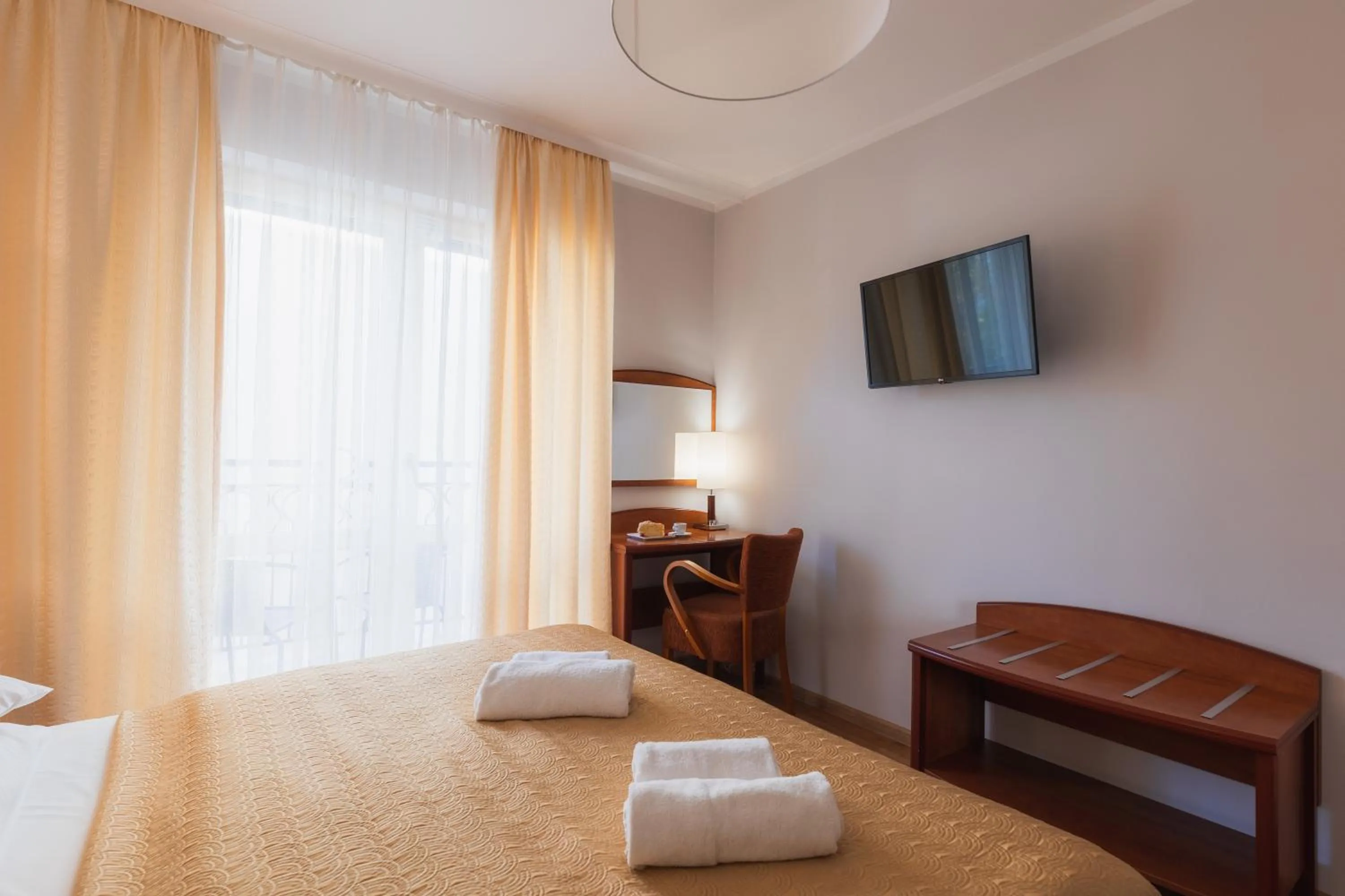 Photo of the whole room, Bed in H Villa Herkules