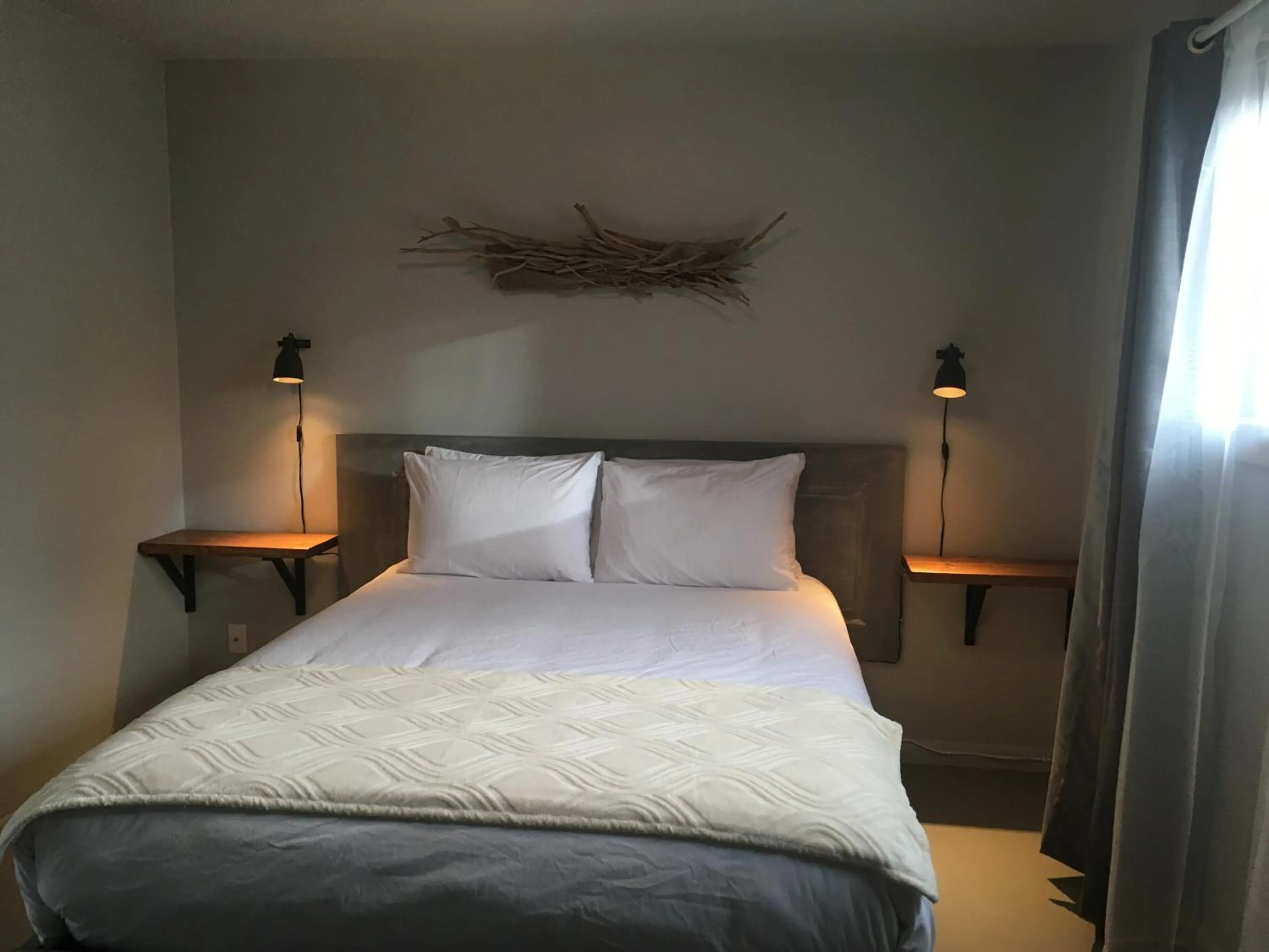 Bedroom, Bed in Pinewood Inn