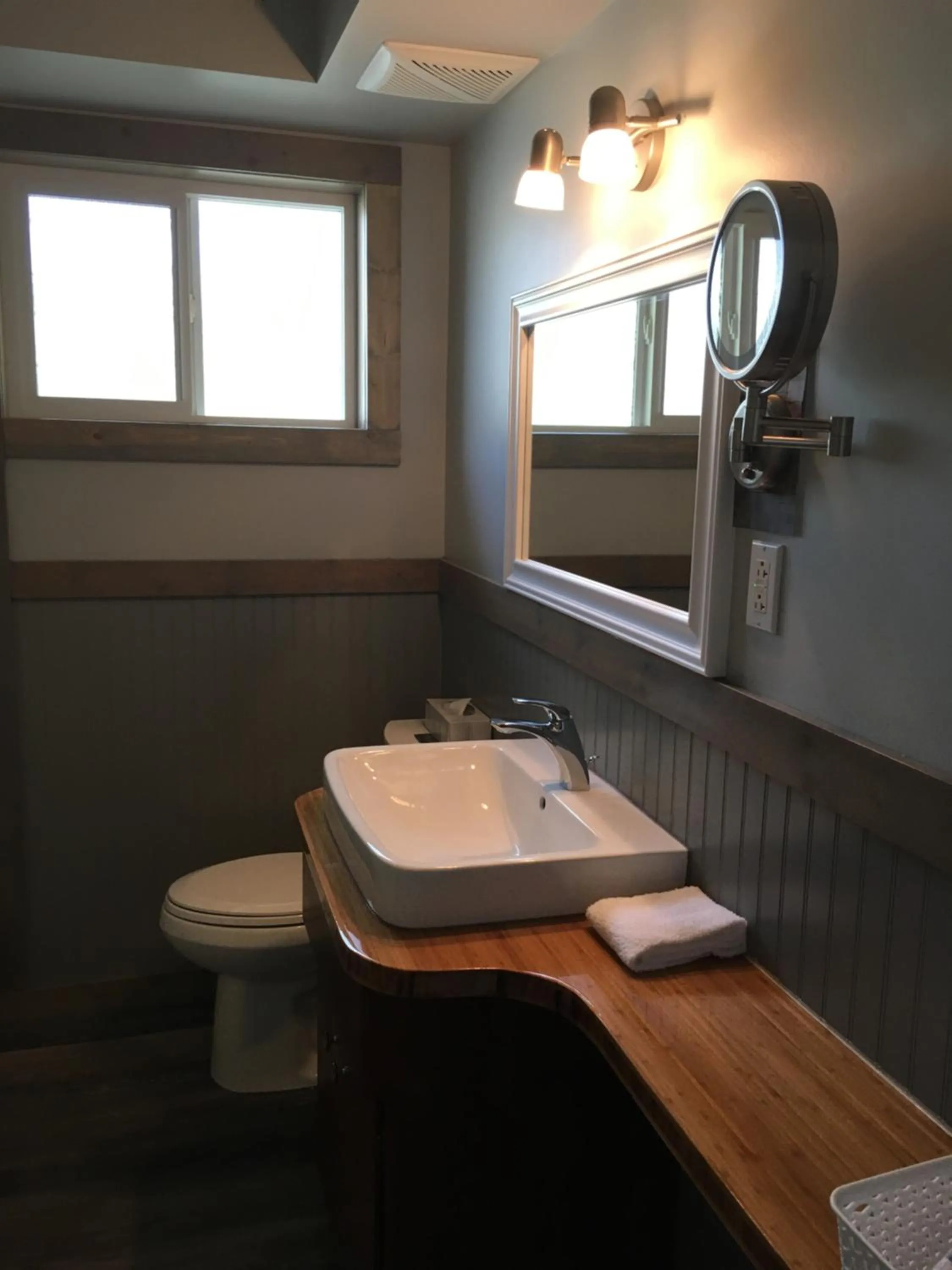 Bathroom in Pinewood Inn